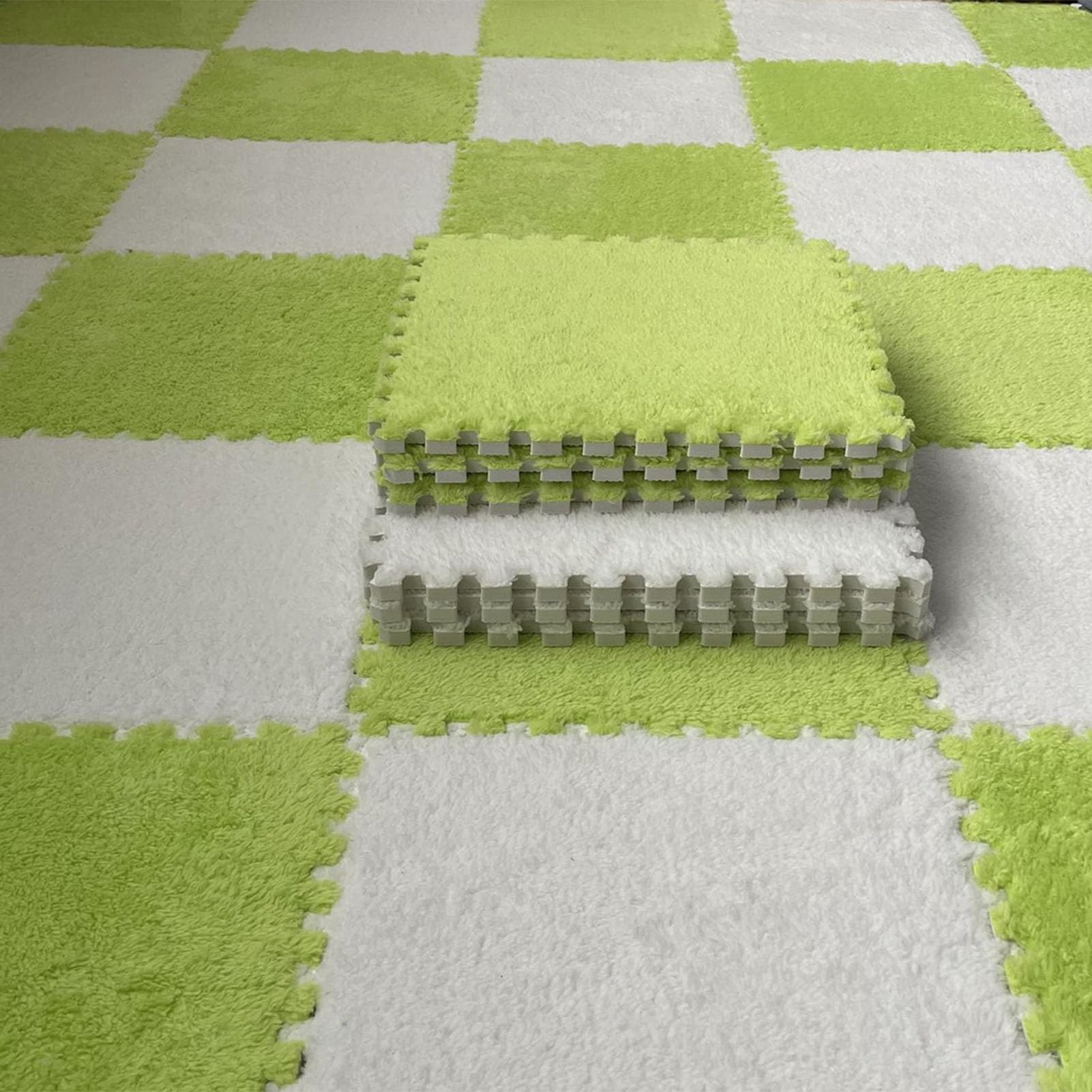 Tappetino da Gioco Puzzle in Peluche da 24 Pezzi, Piastrelle per Pavimenti ad Incastro, Piastrelle per Tappeti in Schiuma, Facile da Pulire, per Soggiorno
