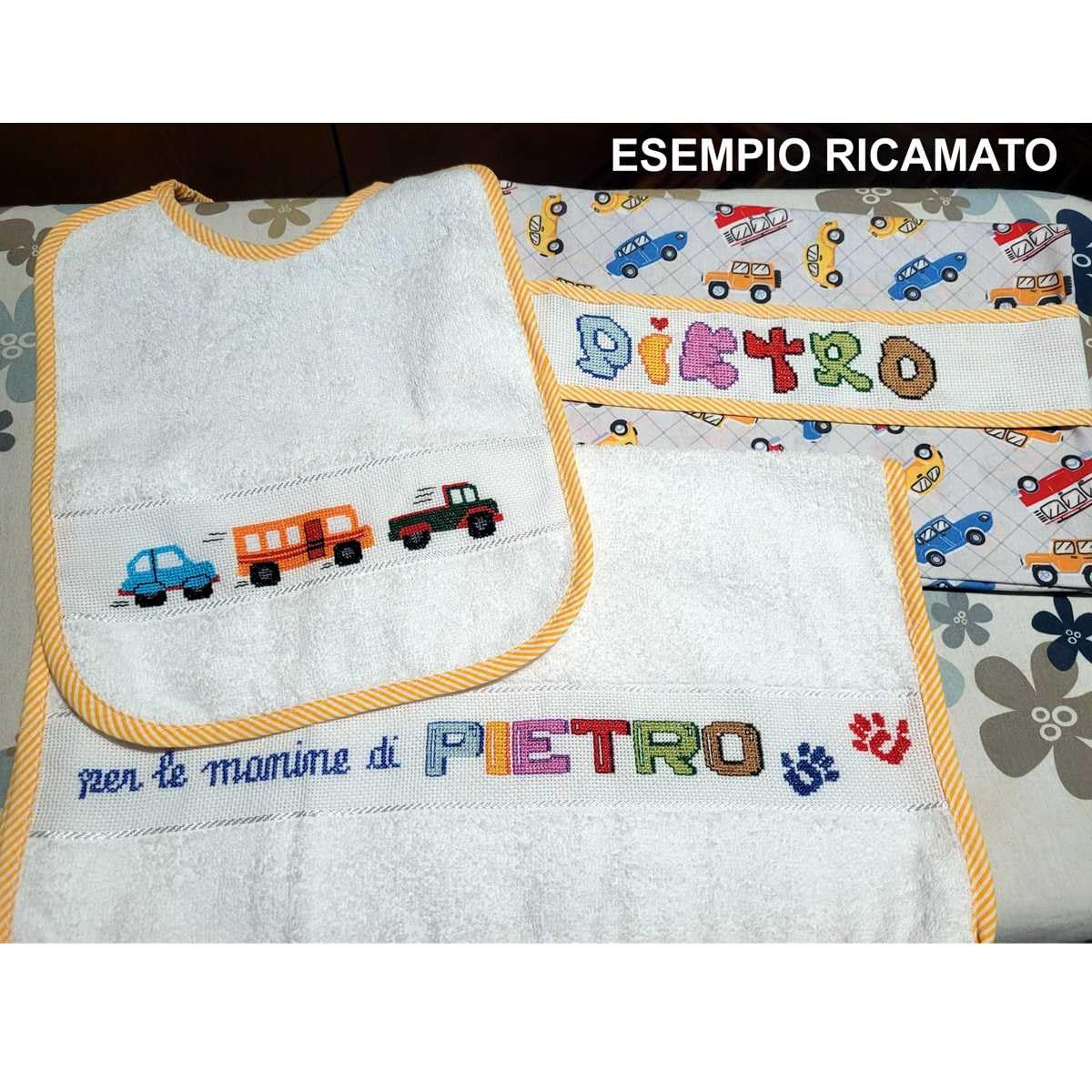 La Chiocciolina Set Asilo da ricamare a Punto Croce, Tre Pezzi: Sacchetto, Salvietta e Bavaglia, Coordinato Asilo in Spugna Bianca con Tela Aida, Fantasia Macchinine