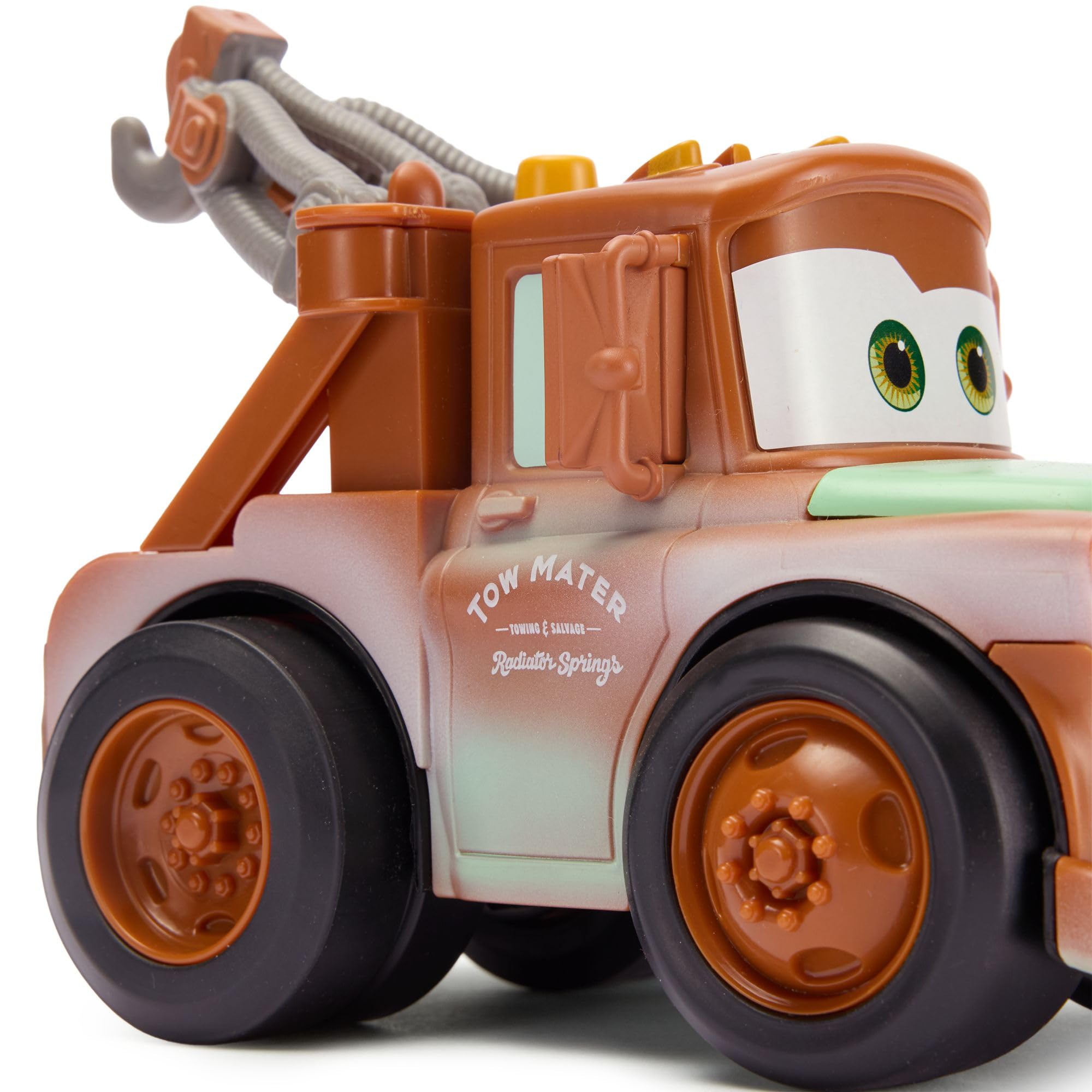 Disney Store Veicolo parlante ufficiale Mater Push 'N' Go - Giocattoli Pixar Cars - Azione con Suono e Movimento - Giocattoli del film Cars - Rivelazione del Motore e Frasi Chiave - Regalo Disney