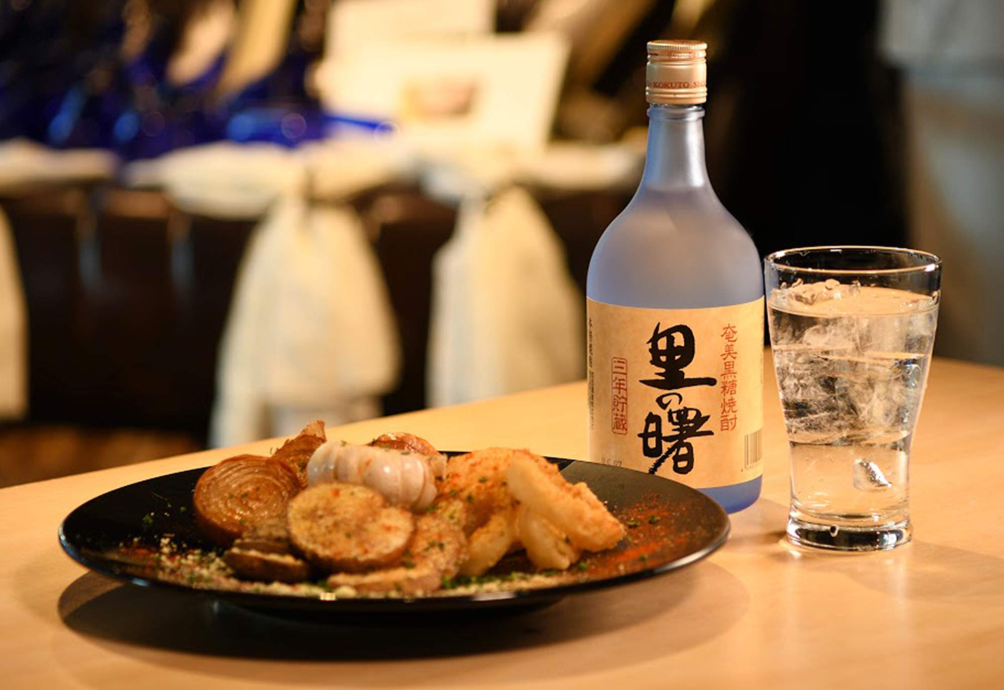 Amazon.co.jp: 町田酒造 里の曙 黒糖 長期 フロスト瓶 [ 焼酎 25度