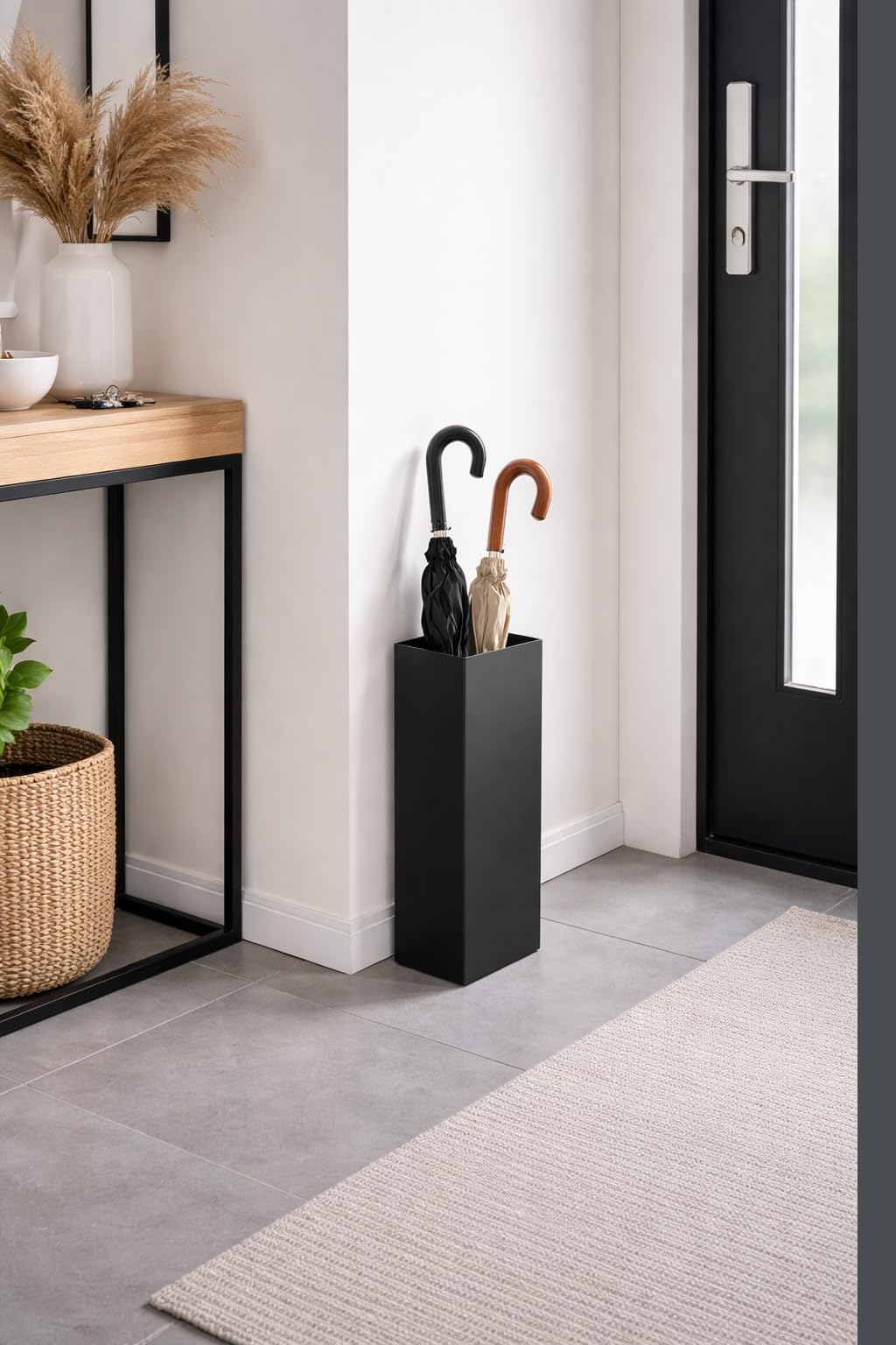 Paragüero con diseño moderno de metal para el hogar y la oficina, soporte de diseño, negro, 2 ganchos, 2 bandejas de recogida de agua extraíbles, 15,5 x 15,5 x 49 cm, cuadrado, paragüero