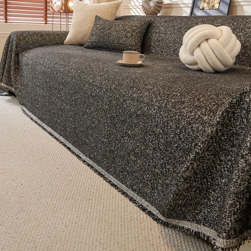 Plaid chenille canapé noir pour des soirées cocooning en famille