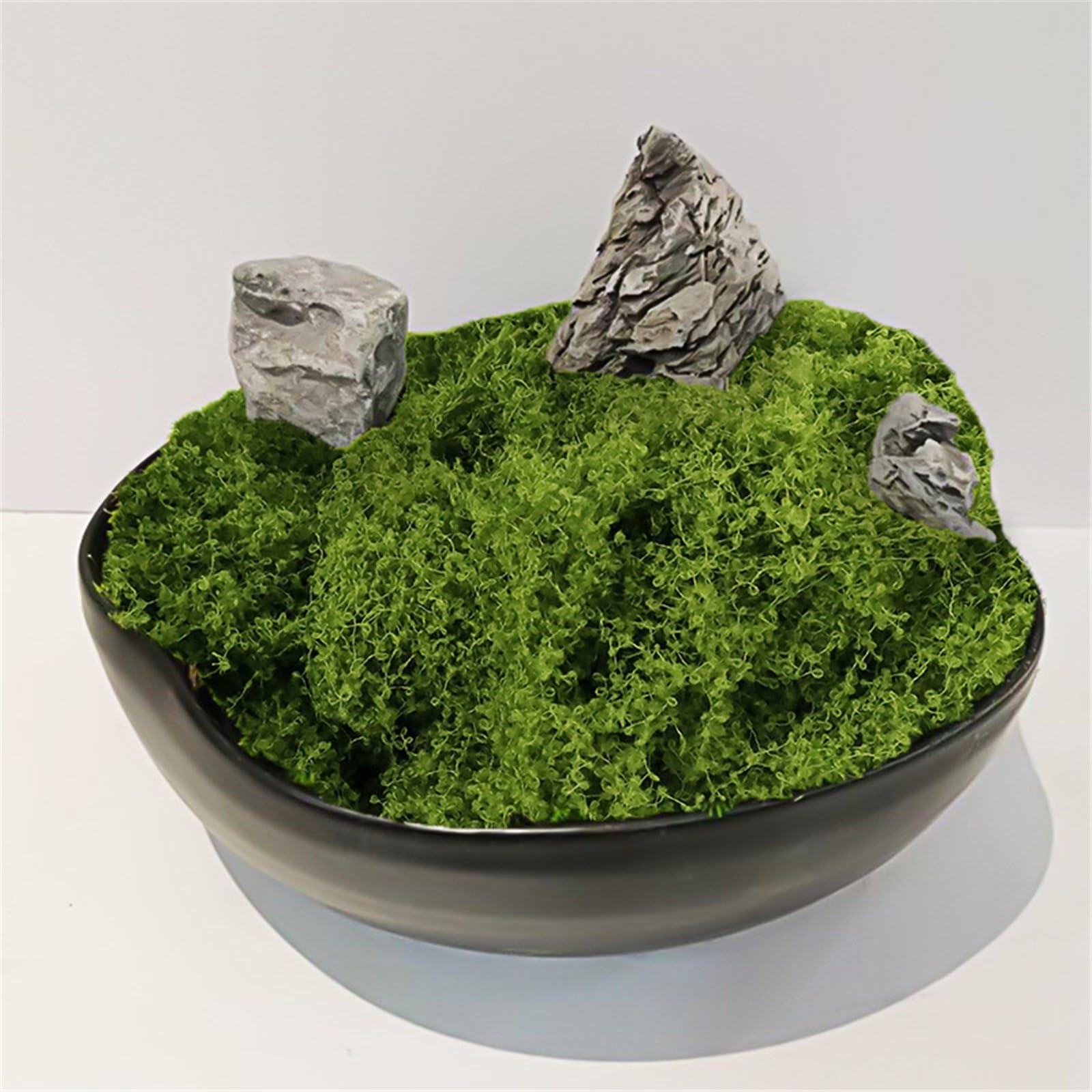 Musgo falso claro con hilo y plantas verdes para decoración interior