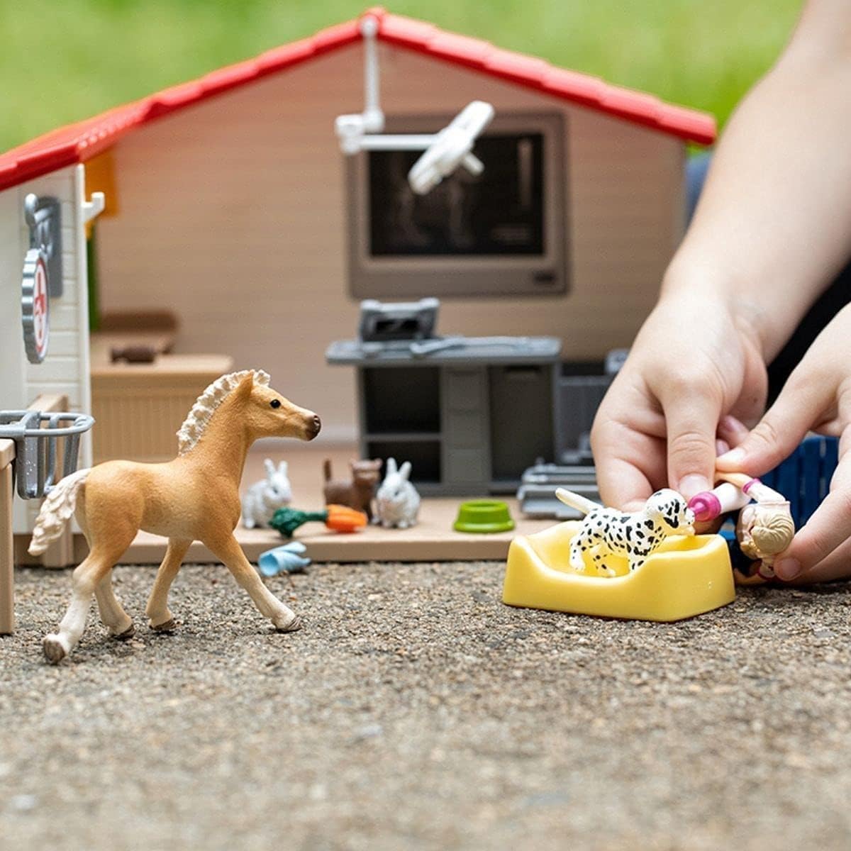 Schleich Farm World 42502 — Set de Clínica Veterinaria para Animales, 27 Piezas — Incluye Clínica, Veterinario, Animales de Juguete y Accesorios — Juguetes para Niños de 3 Años o Más