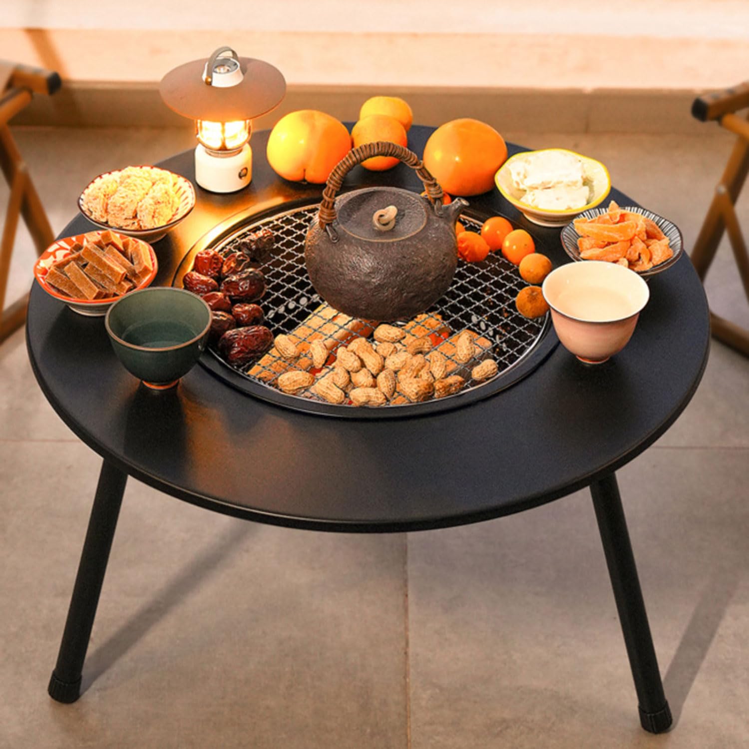 Mesa redonda de metal con hoguera de exterior y parrilla de barbacoa para terraza