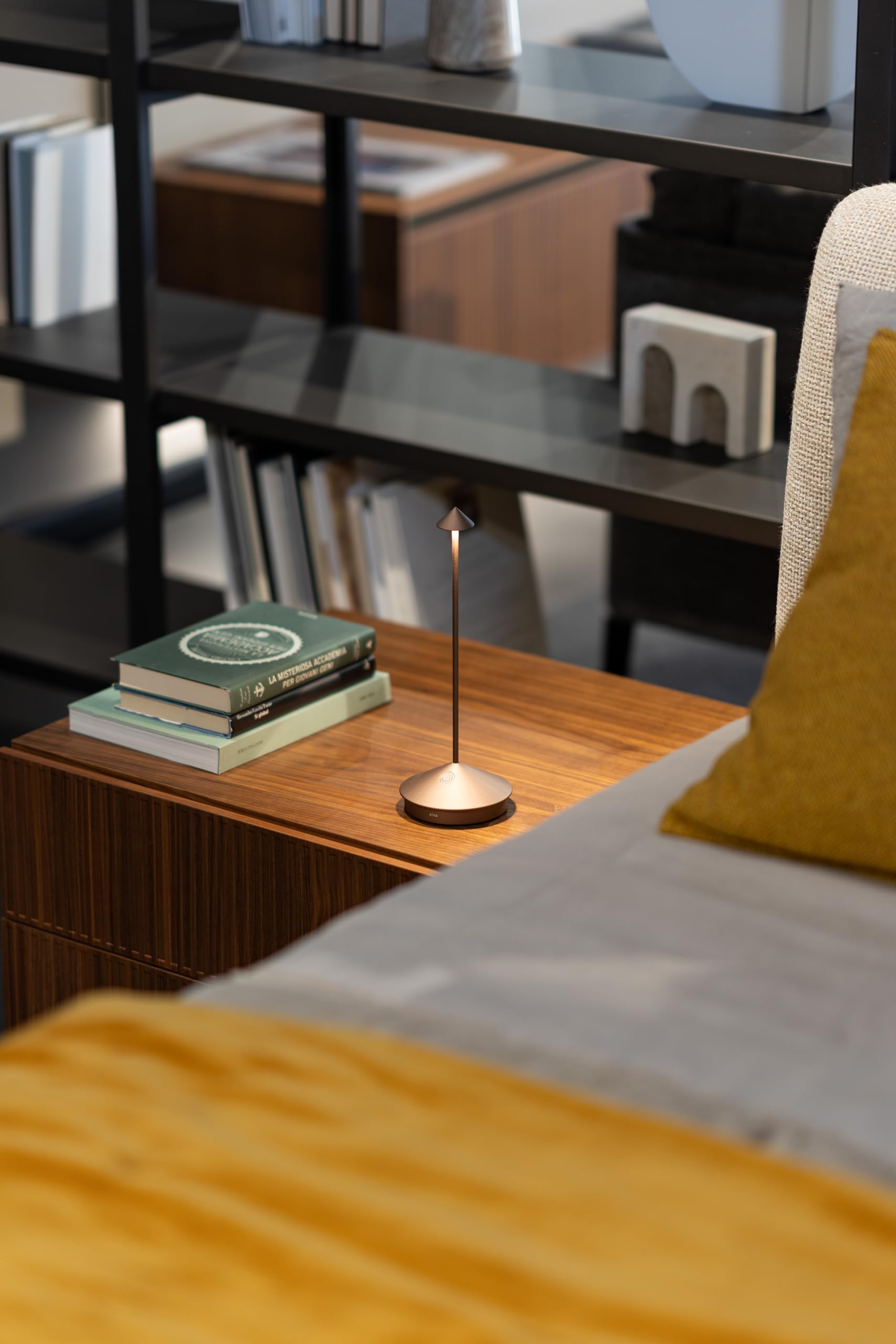 Zafferano, Pina Lampe, lampe de table rechargeable et sans fil avec contrôle tactile, adaptée pour l’intérieur et l’extérieur, variateur, 2200-3000 K, hauteur 29 cm, couleur bronze.