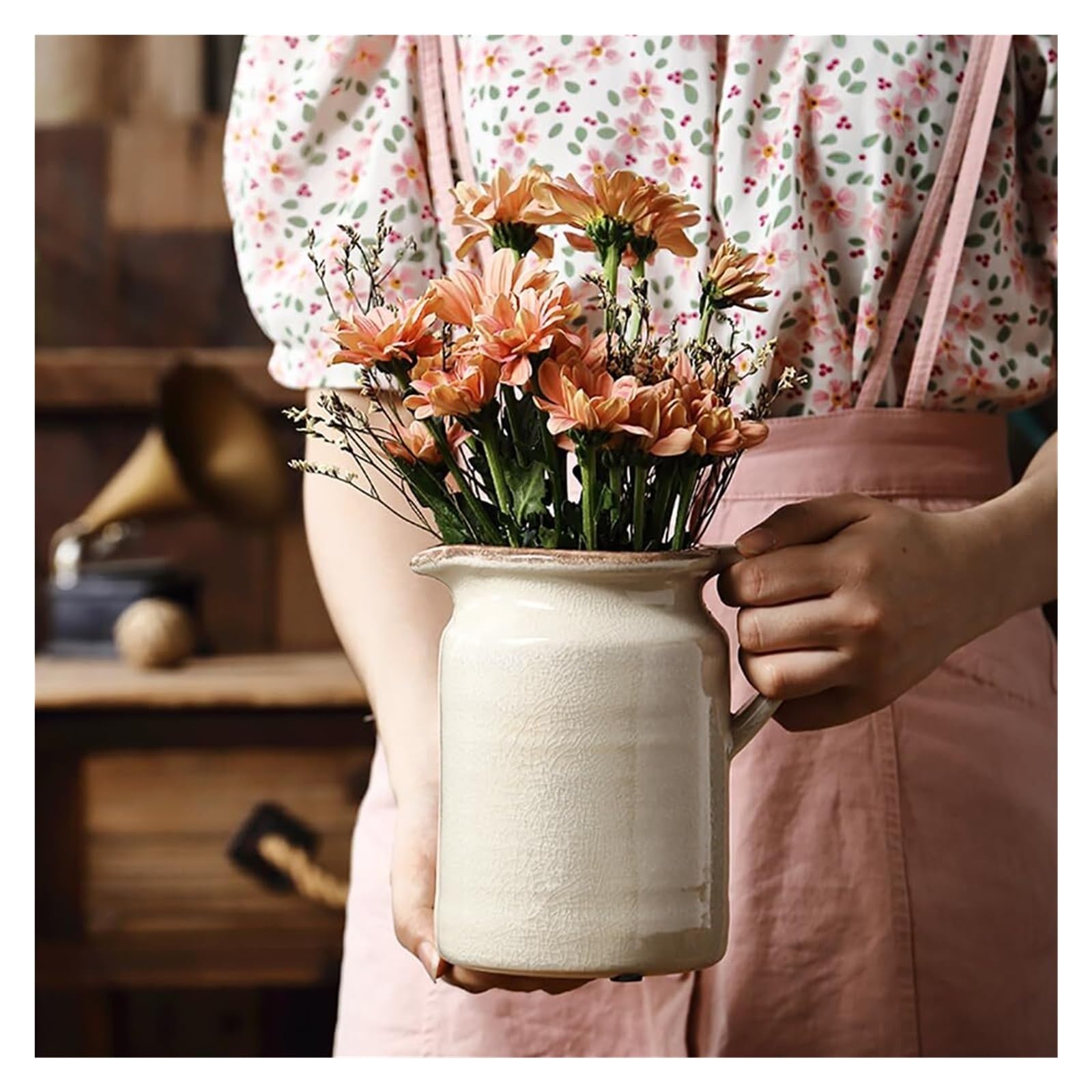 Petit vase à fleurs pour égayer un bureau sombre ou une étagère vide