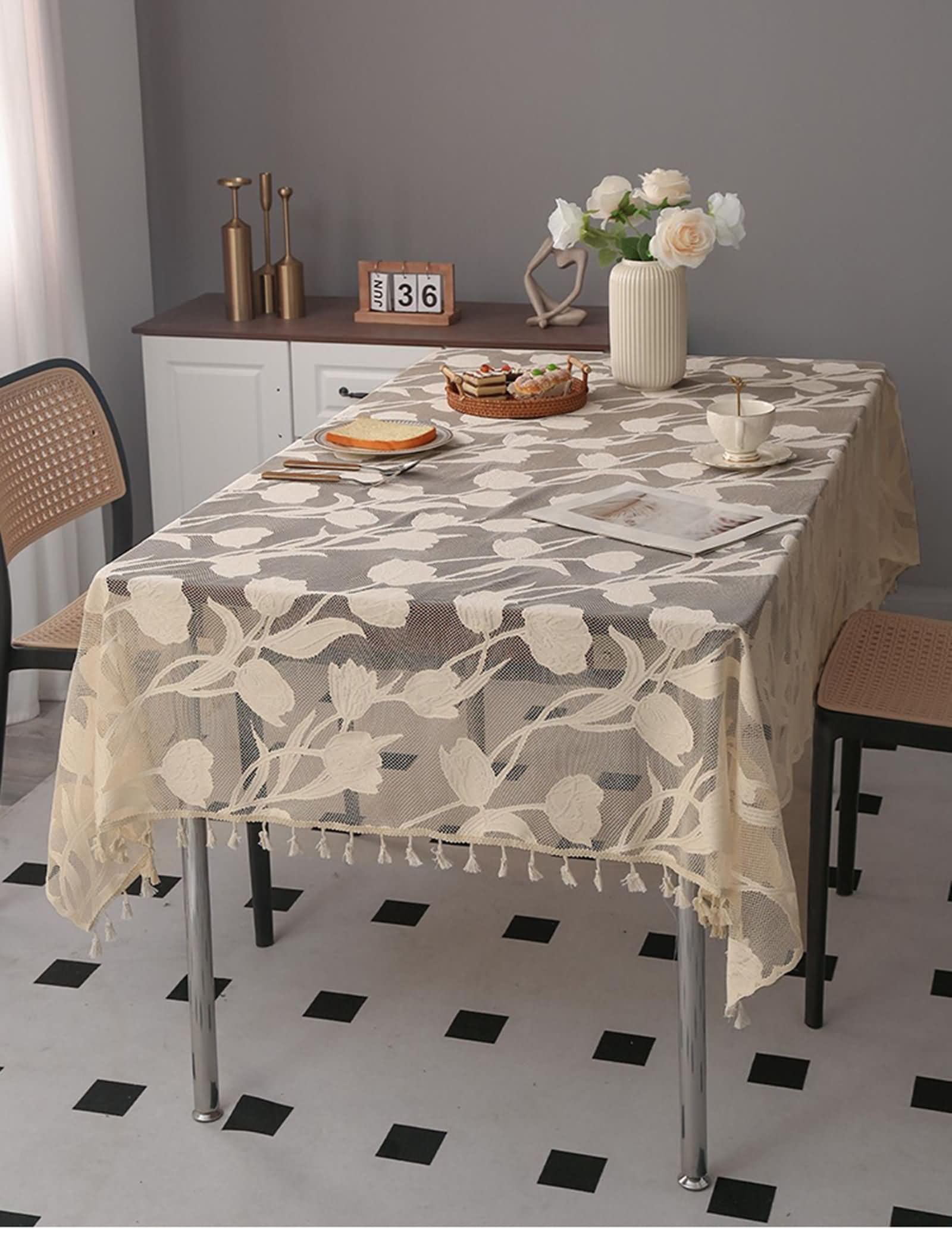 Nappe anniversaire fleurie à pompons pour décorer vos tables de fête