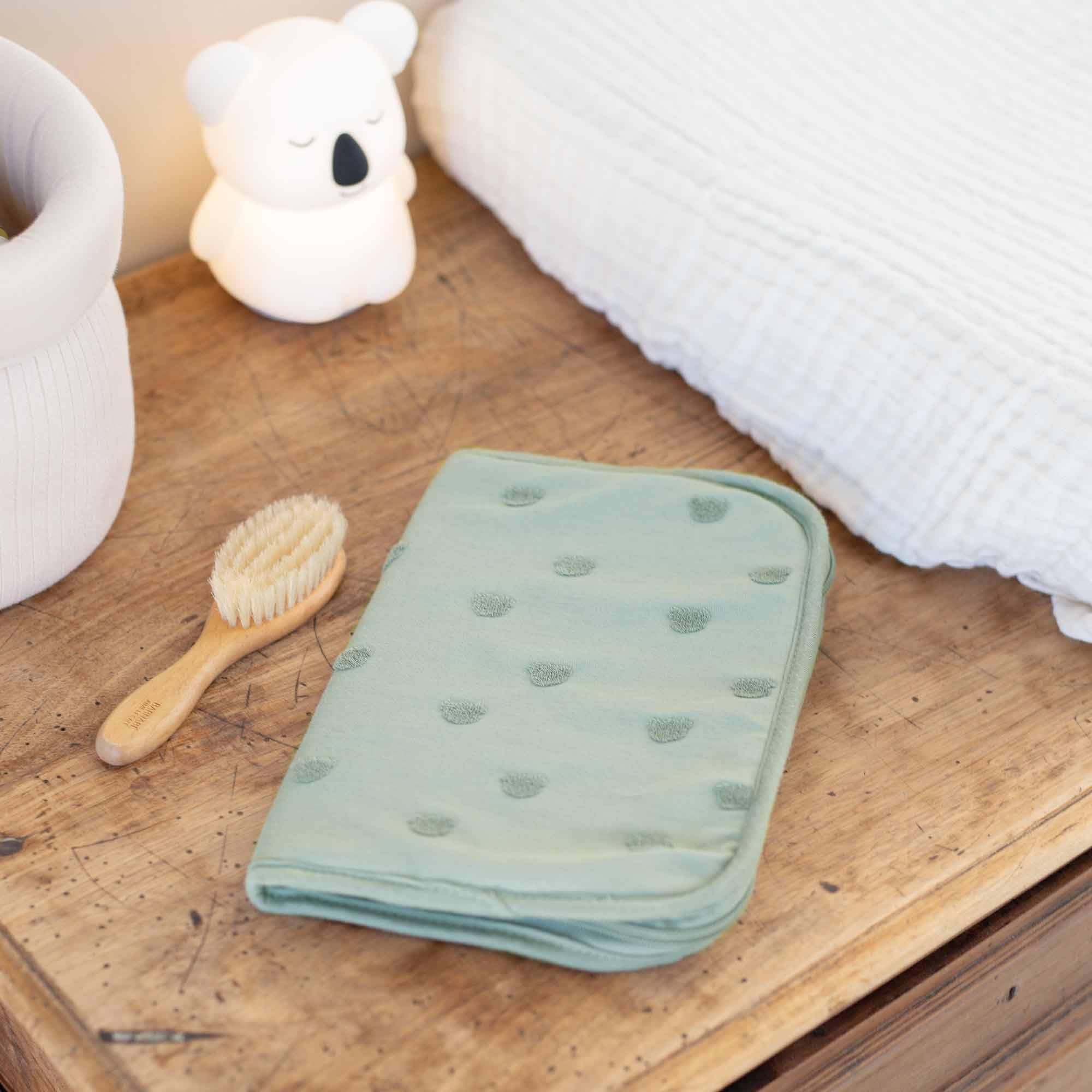 Image secondaire de Protège Carnet de Santé Bébé Ourson Vert Argile - Zippé et Rembourré