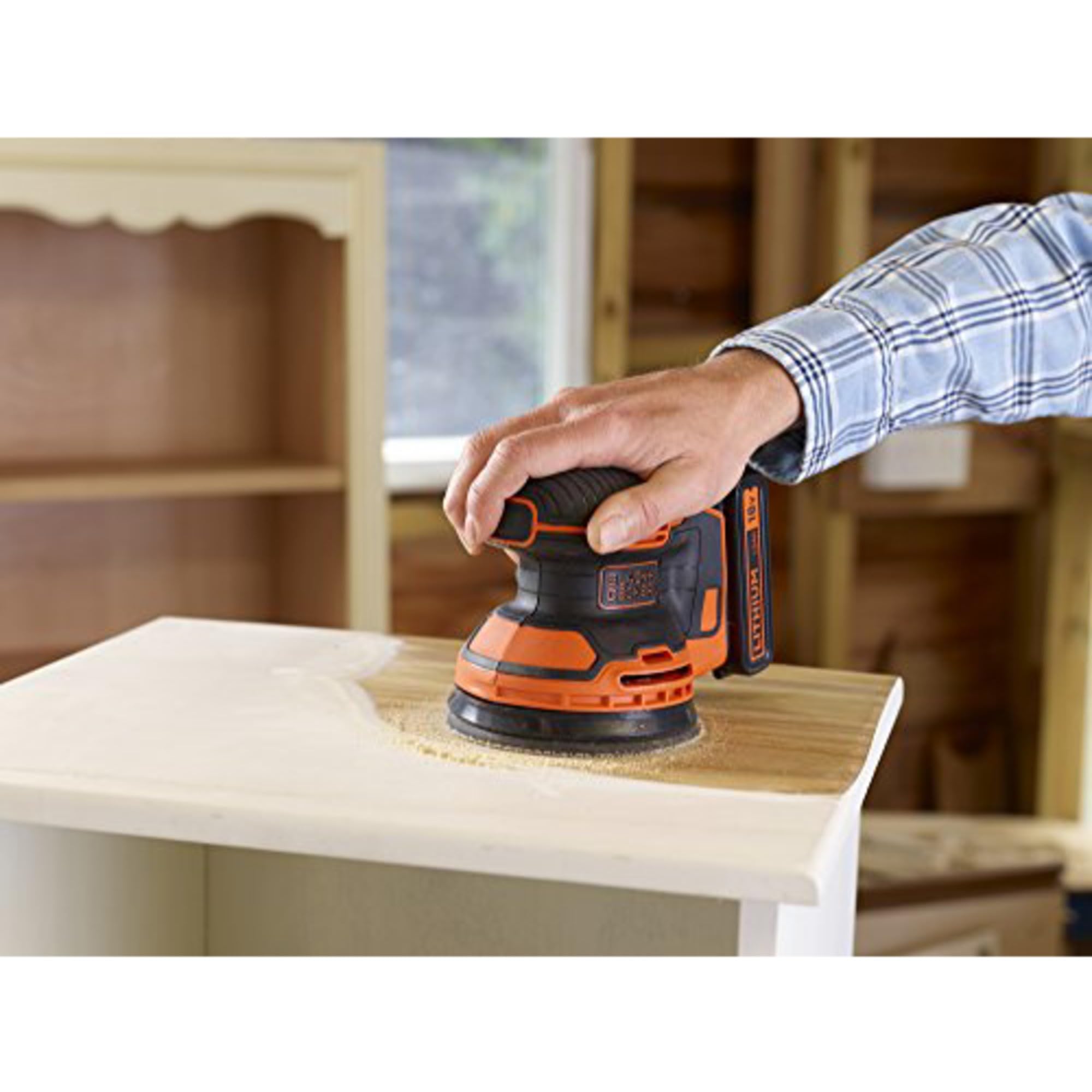 Black+Decker Akumulatorowa szlifierka mimośrodowa (18 V, 1,5 Ah, do szlifowania/polerowania, ergonomiczny uchwyt, w zestawie akumulator, ładowarka, kratka szlifierska (K80) i torba na narzędzia,