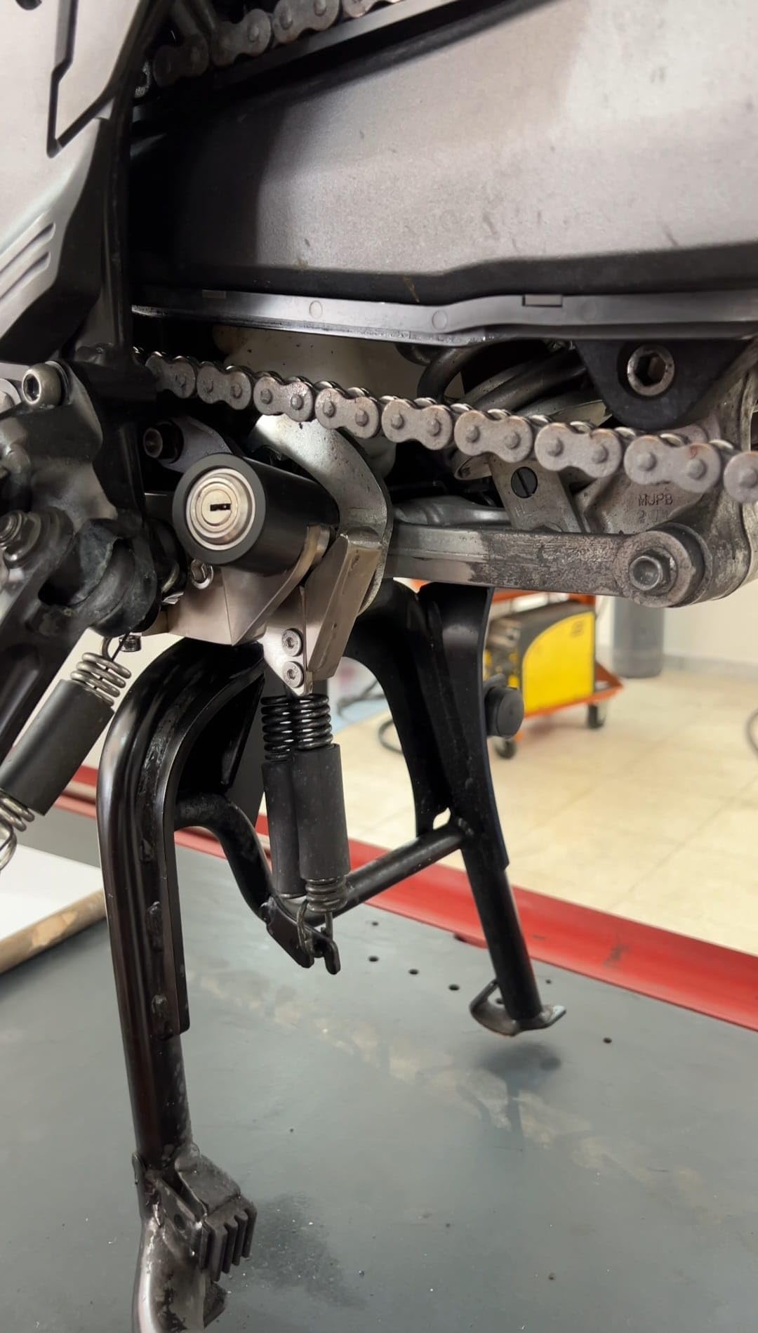 ANTIFURTO MECCANICO BLOCCA CAVALLETTO CENTRALE PER MOTO HONDA AFRICA TWIN IN ACCIAIO INOX E CHIAVE CODIFICATA - BLOCK BRAKE