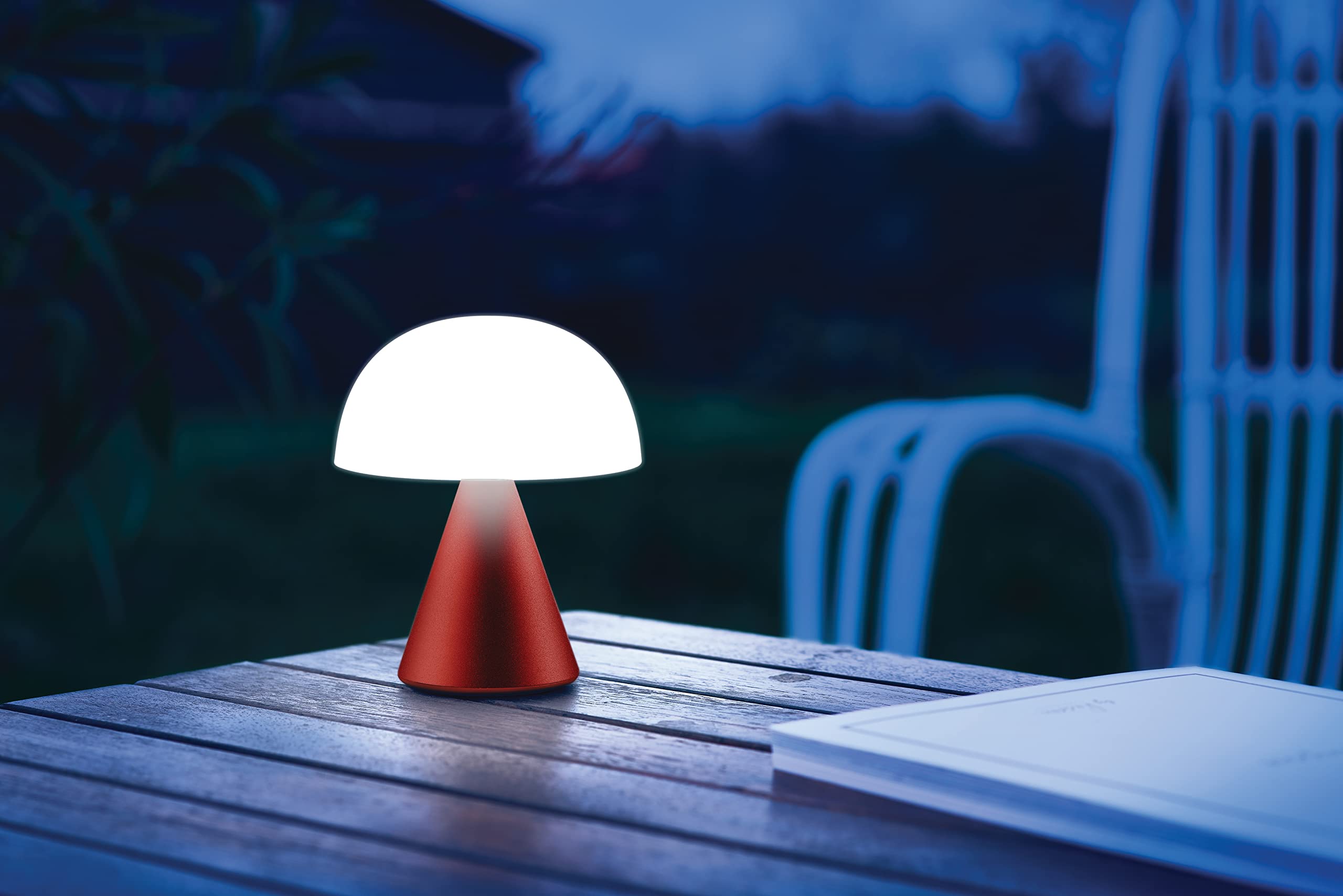 Lexon MINA M Wiederaufladbare kabellose LED-Tischlampe, für Nachttisch oder Schreibtisch, mit Dimmer, bis zu 12 Stunden Akkulaufzeit - Dunkelrot