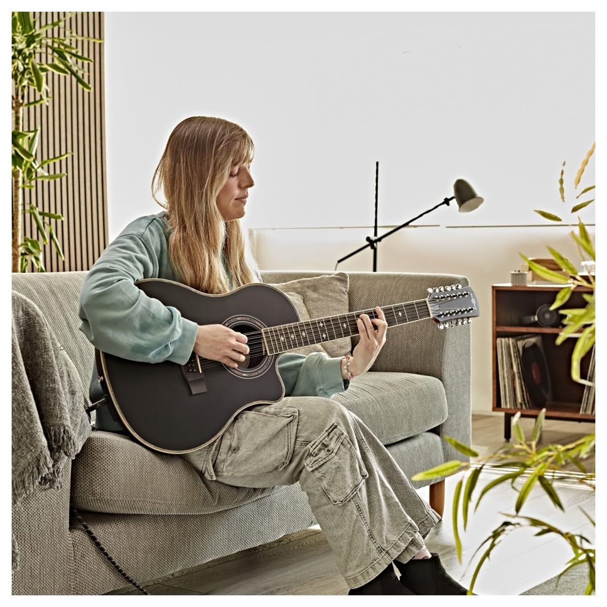Chitarra elettroacustica a 12 corde Roundback di Gear4music, nero | Accordatore e controlli tono integrati, corpo ABS roundback per comfort e proiezione, suono iconico 12 corde