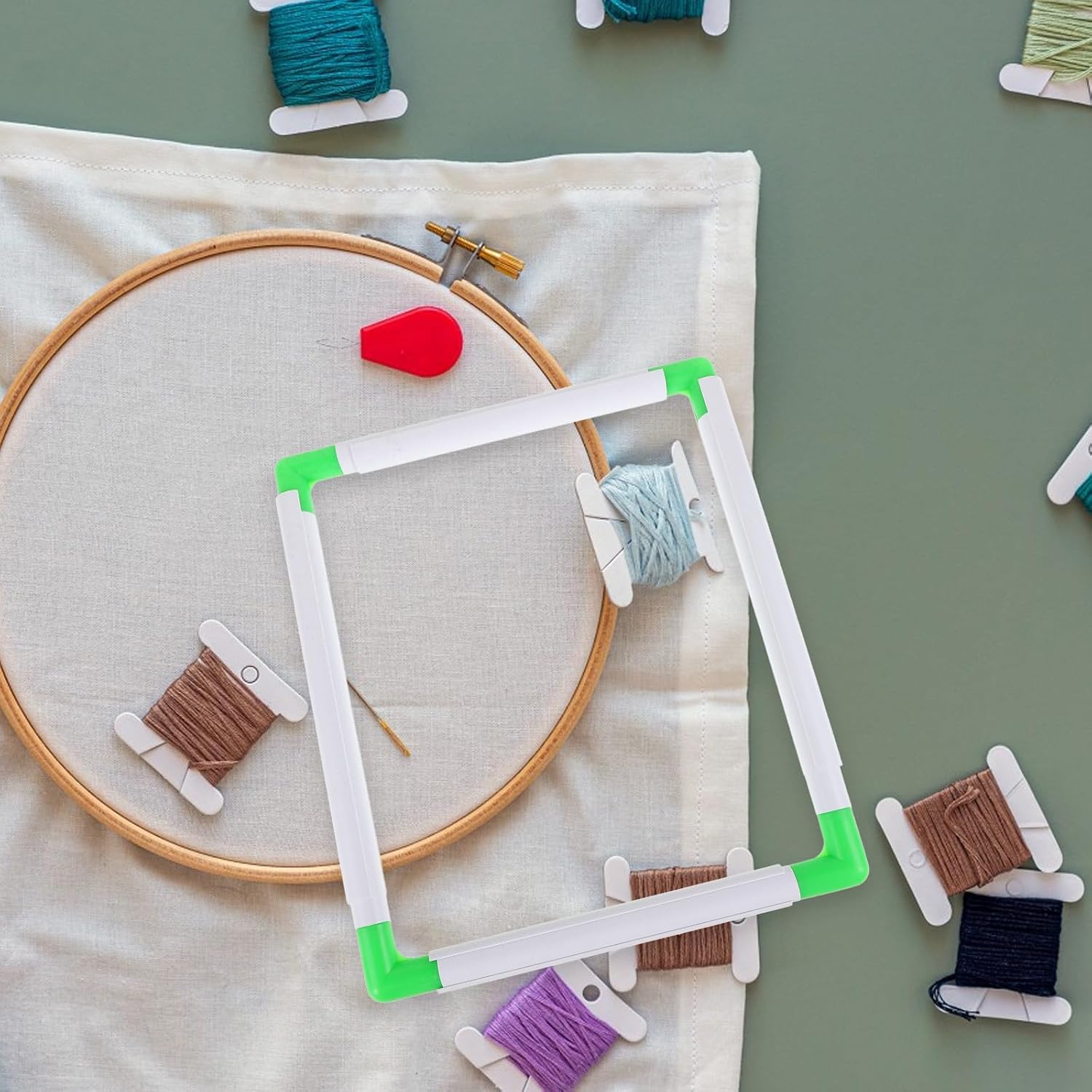 HINTRMENT Portable Clamp Embroidery Frame 25x30cm, Plastic Square Cross Stitch Hoop Clip for Hand Quilting and Needlepoint Crafting Random Color