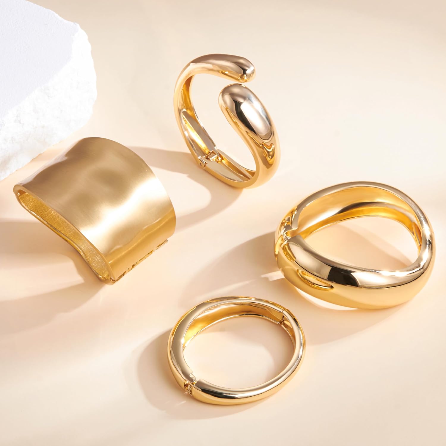 MEDOJO 4 Pcs Women Golden Silvery Cuff Bracelet Hinged Design Bracelet Trendy Chunky Cuff Bangle Thick Golden Silvery Bracelets for Women