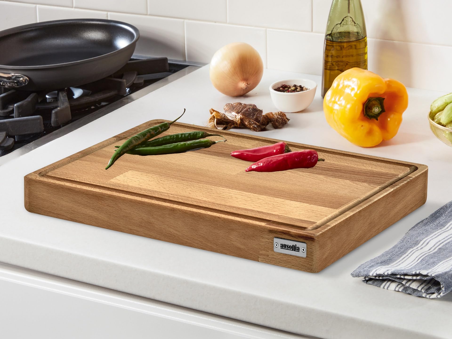 AUSONIA 66441 PLANCHE À DECOUPER EN BOIS DE HÊTRE PLANCHE DE CUISINE DE LUXE POUR VIANDE PAIN FROMAGE AVEC RAINURE ET BORD A JUS 50x35x4 cm AVEC PIEDS EN CAOUTCHOUC