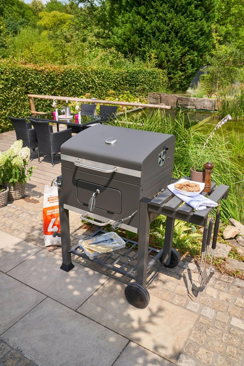 Tarrington House Barbecue au Charbon de Bois Memphis, Acier, Couvercle avec Thermomètre, Tablette latérale Pliable, Bac à Cendres, Étagère inférieure, 2 Roulettes, Gris