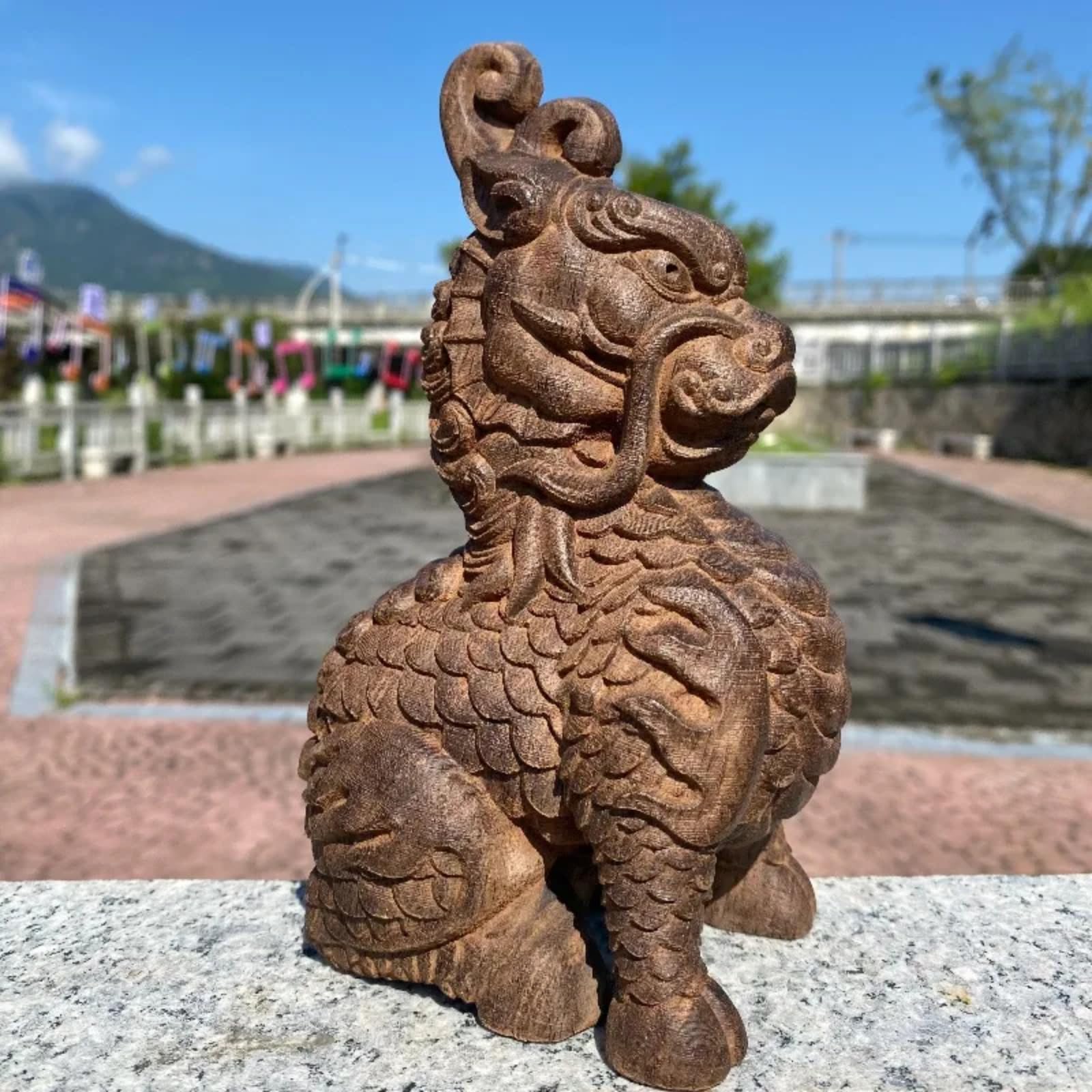 Statue Kylin en bois d'agar pour harmoniser la décoration d'un bureau zen