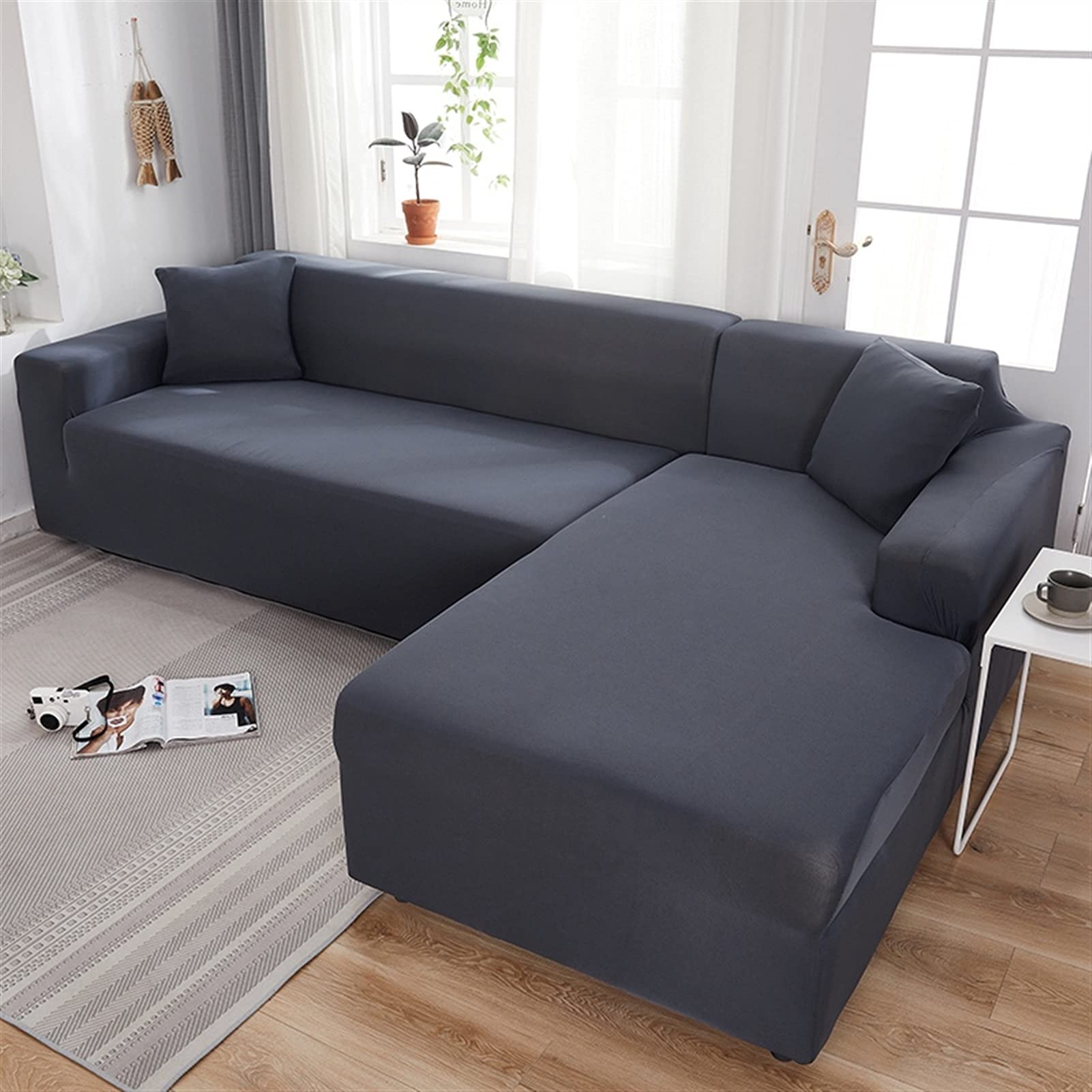 Salon chaleureux avec notre housse de canapé extensible gris foncé
