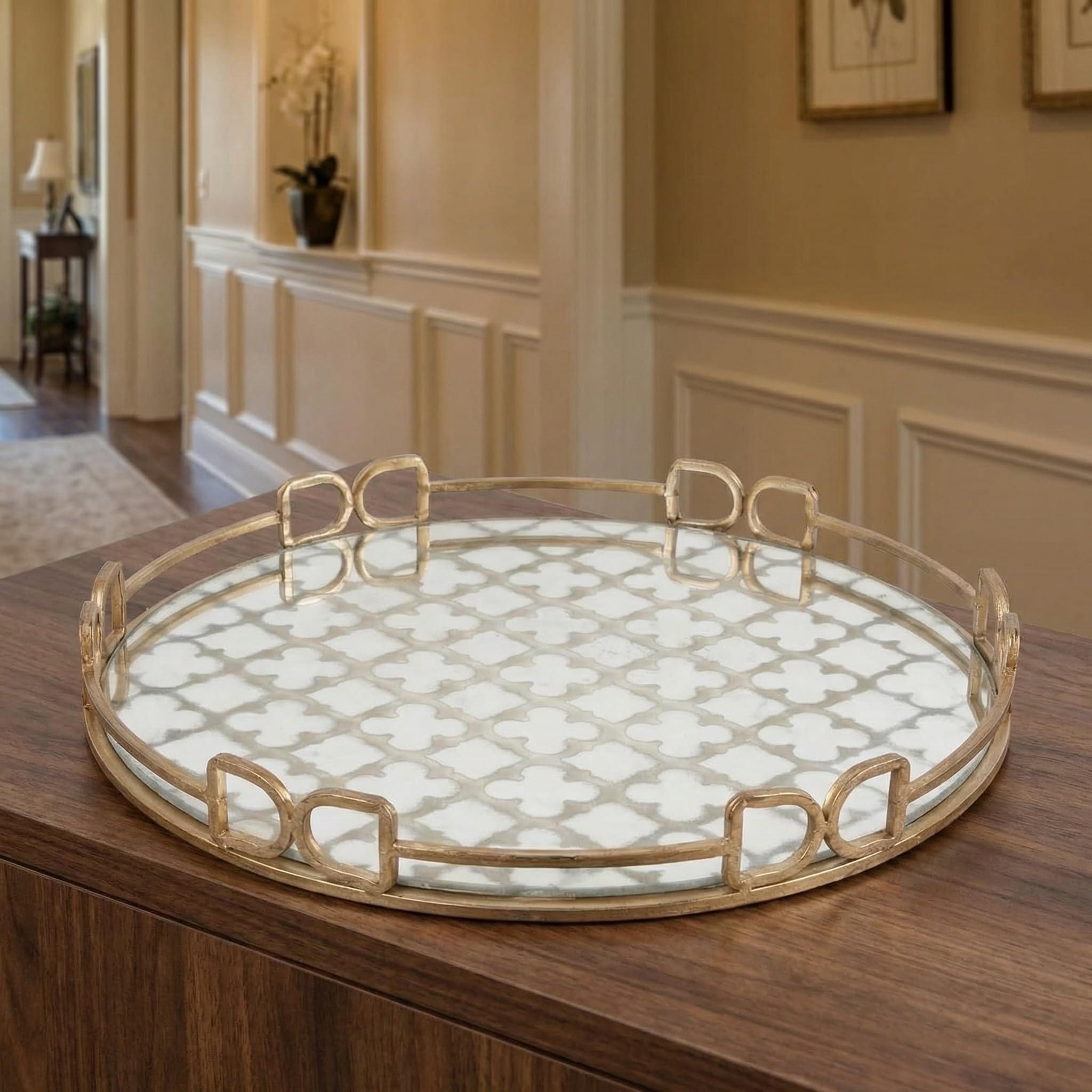 Elegante Bandeja Decorativa Art Nouveau De 45 Cm con Base De Cristal Y Marco Geométrico Dorado: Una Elegante Bandeja Redonda para Servir, Ideal para La Decoración del Hogar O como Centro De Mesa.