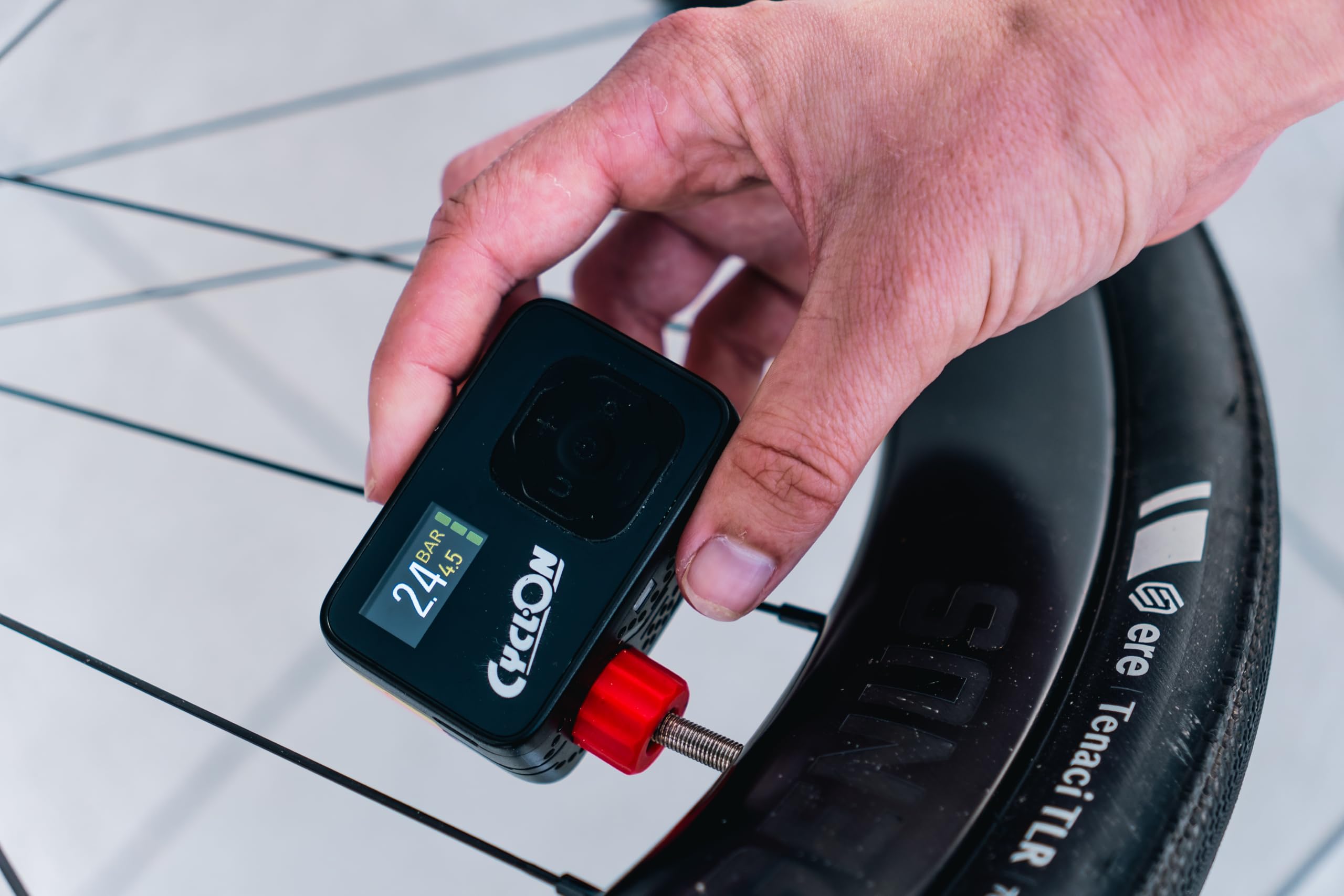 CyclOn E-Power Pump Mini pompe à vélo électrique compacte | Jusqu'à 8,3 bar / 120 PSI | Affichage de la pression LCD | Arrêt automatique | Rechargeable par USB C | Comprend des adaptateurs de valve