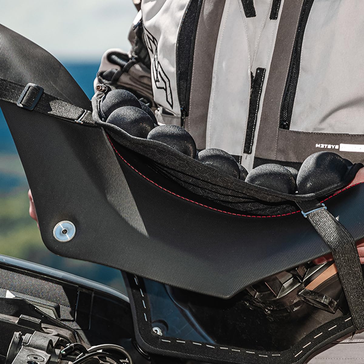 Sarini Coussin de siège de Moto, Coussin de siège Gonflable pour soulager la Pression, Coussin de Banc de Moto Universel, Confort Ergonomique pour Les conducteurs, Taille 37,5 x 36 x 3,5 cm