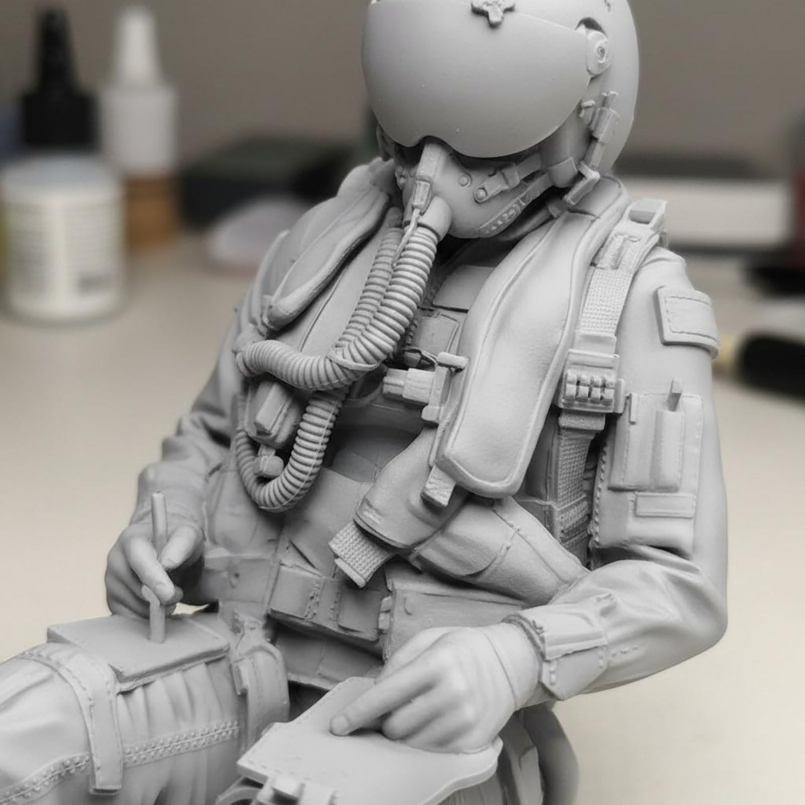 Qianly 2 Figurines Pilote F-16I Israël Échelle 1/48, Accessoire Maquettisme Résine Deux Personnages Cockpit, Figurines Pilote Chasseur Militaire, avec Casque et Visière Sombre, Posture Assise