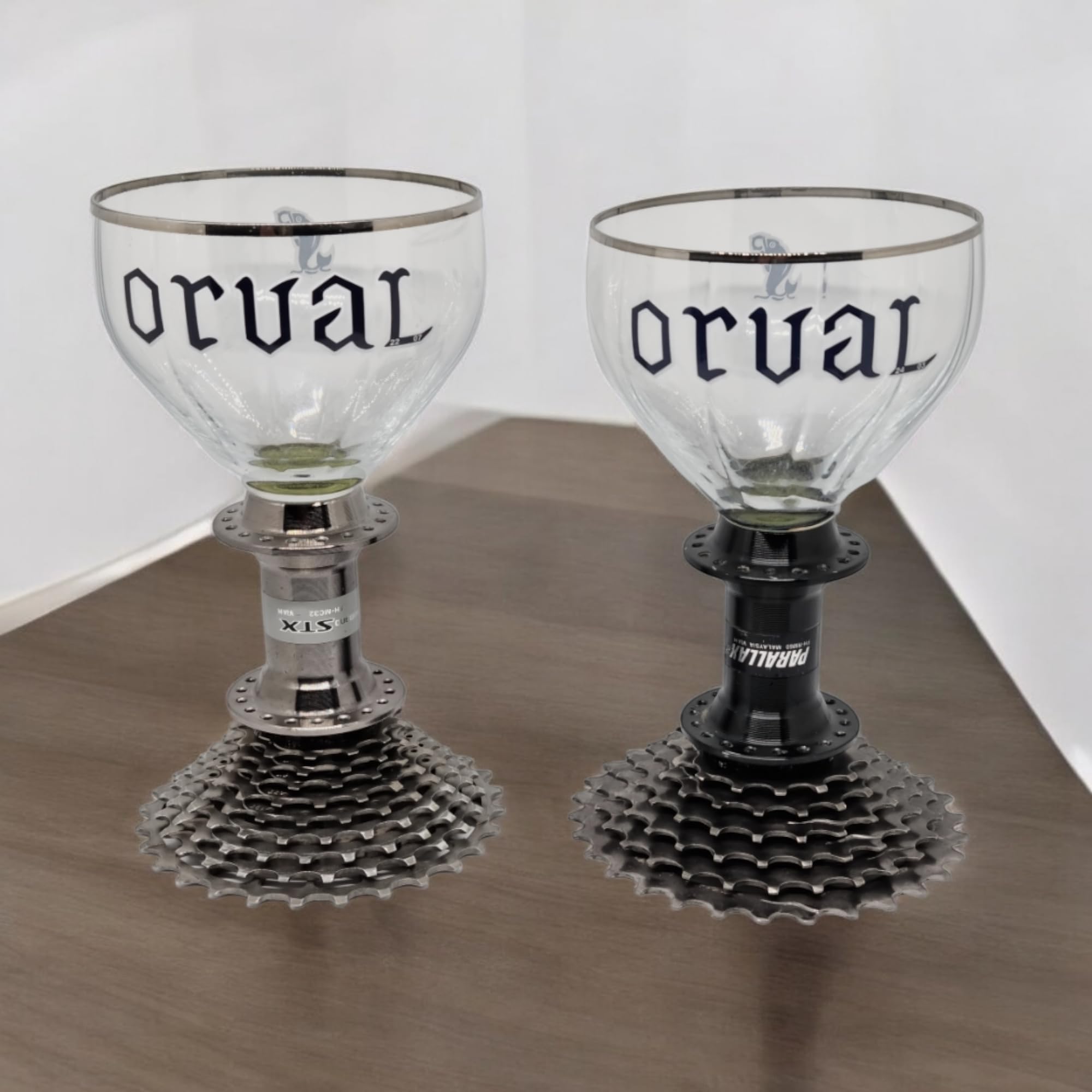 Générique Calice Orval - Art et Design Unique sur Piédestal en Engrenage de Chaîne de Vélo - Verre de Bière Trappiste.