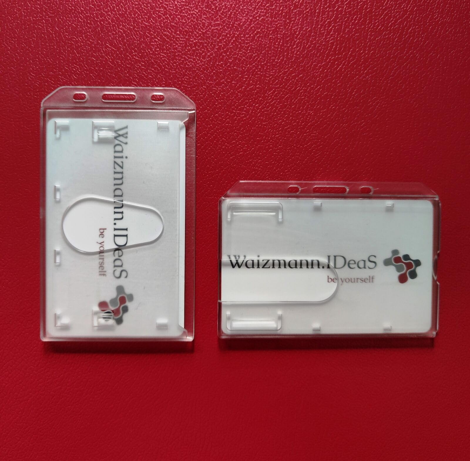 50x Kartenhalter Ausweishülle Ausweishalter Hartplastik Polycarbonat Namensschild Daumenschub HORIZONTAL