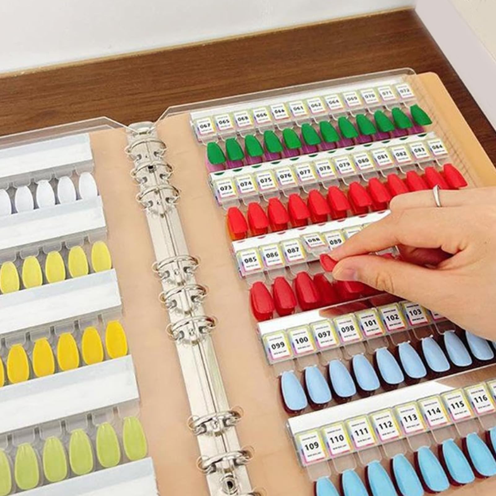Présentoir de Livre d'Ongles de 150 Couleurs, Livre d'Échantillons de Couleurs de Vernis à Ongles avec 150 Faux Ongles Transparents et Couverture en Cuir PU pour la Conception
