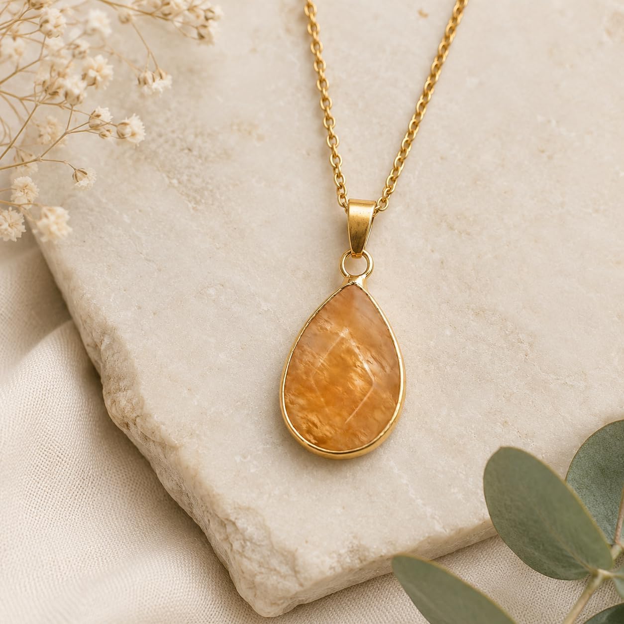 Chaine avec Pendentif doré forme poire en Pierre Naturelle semi-précieuse Qualité AAA | Qu - Analyse des détails et conception
