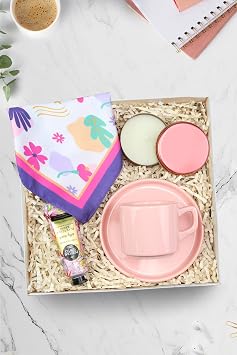 Trendmiya Pembe Metal Kutulu Mum & Pembe Fincan & Beyaz  i ekli Fular & Ey p Sabri Tuncer El Kremi Hediye Seti