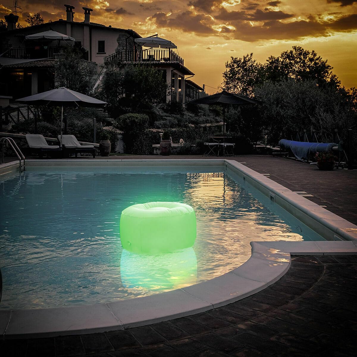 InnovaGoods® Puff Hinchable Exterior + Sillon con LED Multicolor, Resistente al Agua, Incluye Parche de reparación y Mando a Distancia, Sofa Ideal para Camping, Piscina, Interior y jardín
