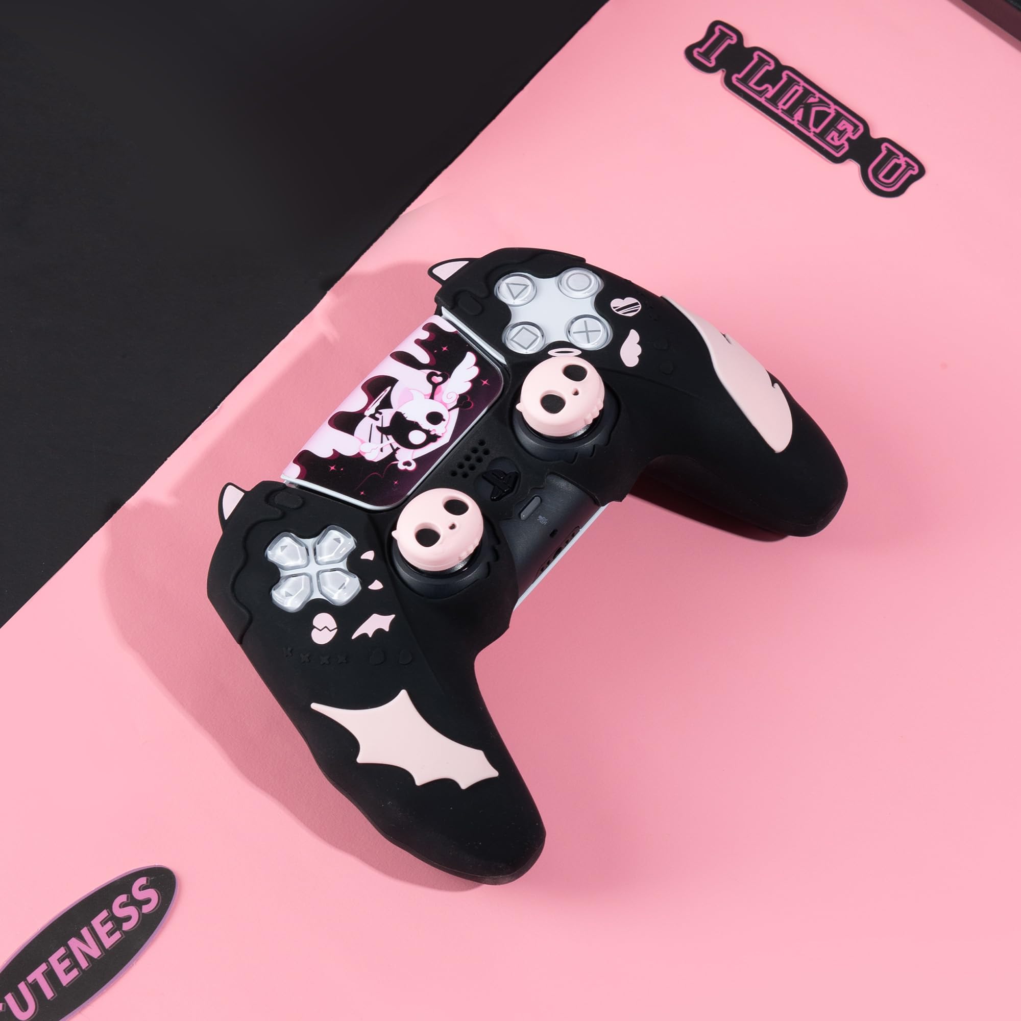 GeekShare Zestaw uroczych uchwytów do kontrolerów PS5, antypoślizgowy silikonowy pokrowiec ochronny, etui z joystickiem do Playstation 5 bezprzewodowy kontroler zestaw akcesoriów, czarna