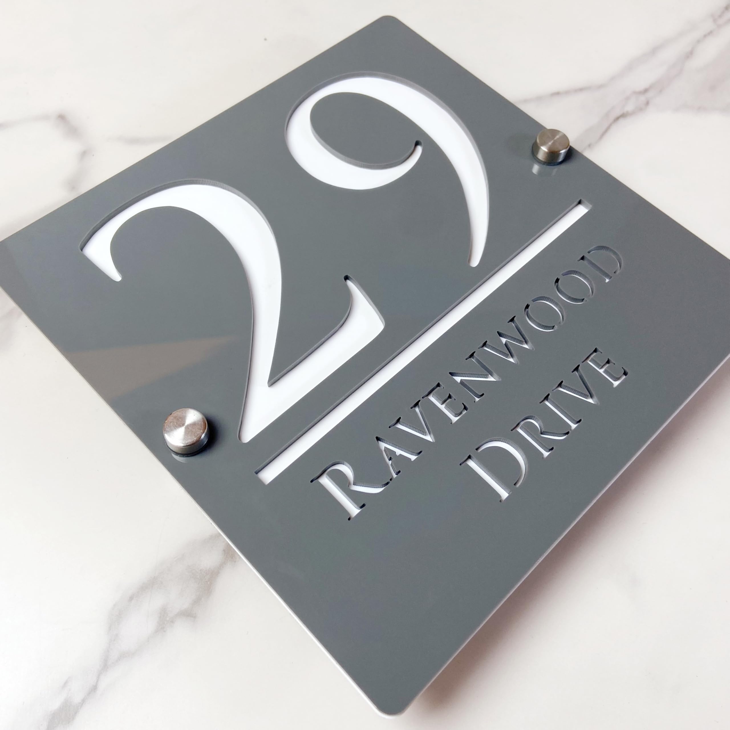 Targa personalizzata in acrilico 3D cava sospesa con numero civico e nome della strada in font moderno | Placca per insegna dell'indirizzo con numero di porta (Grigio e Bianco)