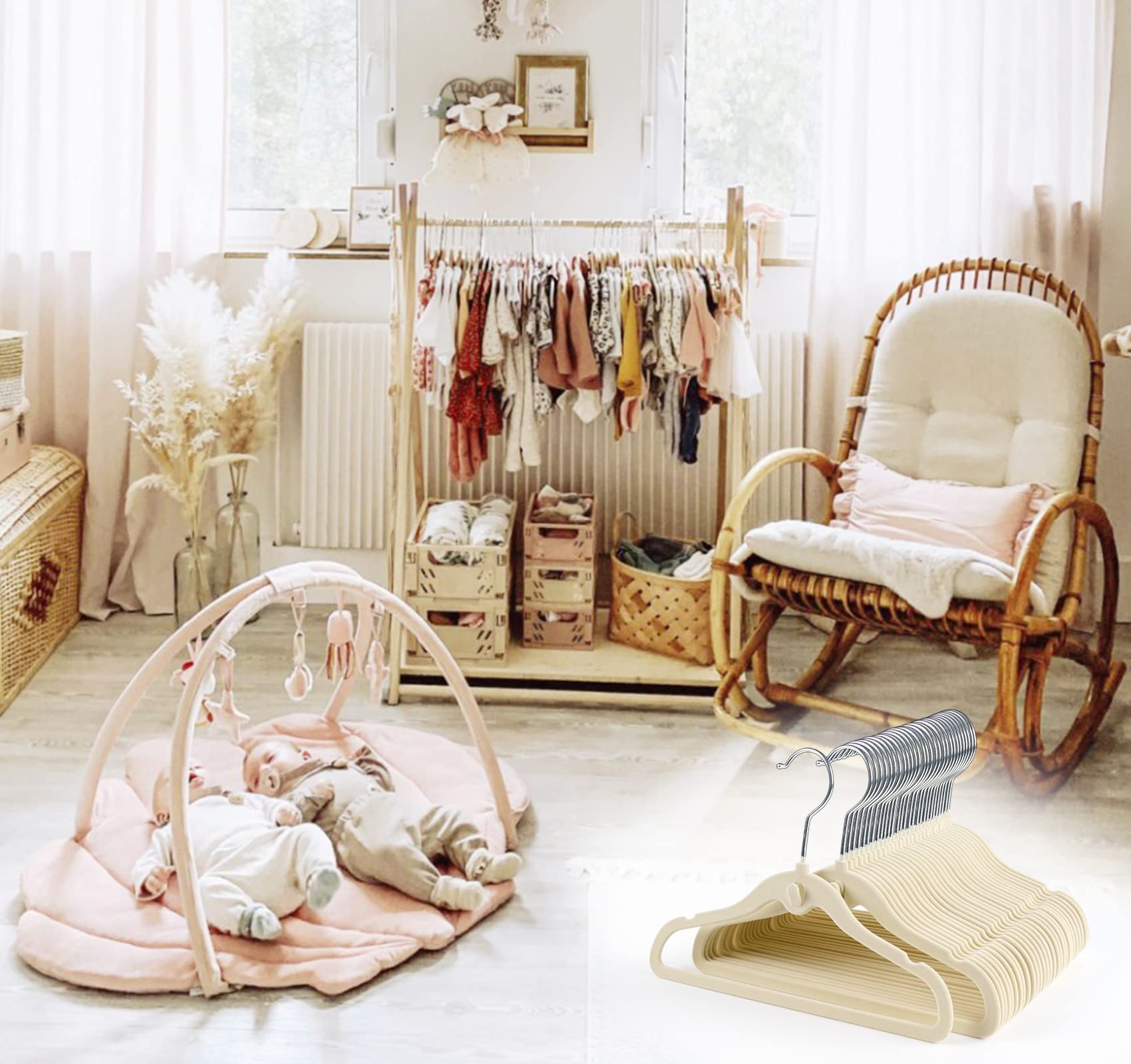Perchas de terciopelo para niños de HOUISM, paquete de 30 perchas para abrigos de niños con 20 clips para dedos para conjuntos de ropa de bebé, niños pequeños y bebés, diseño en cascada ultradelgado