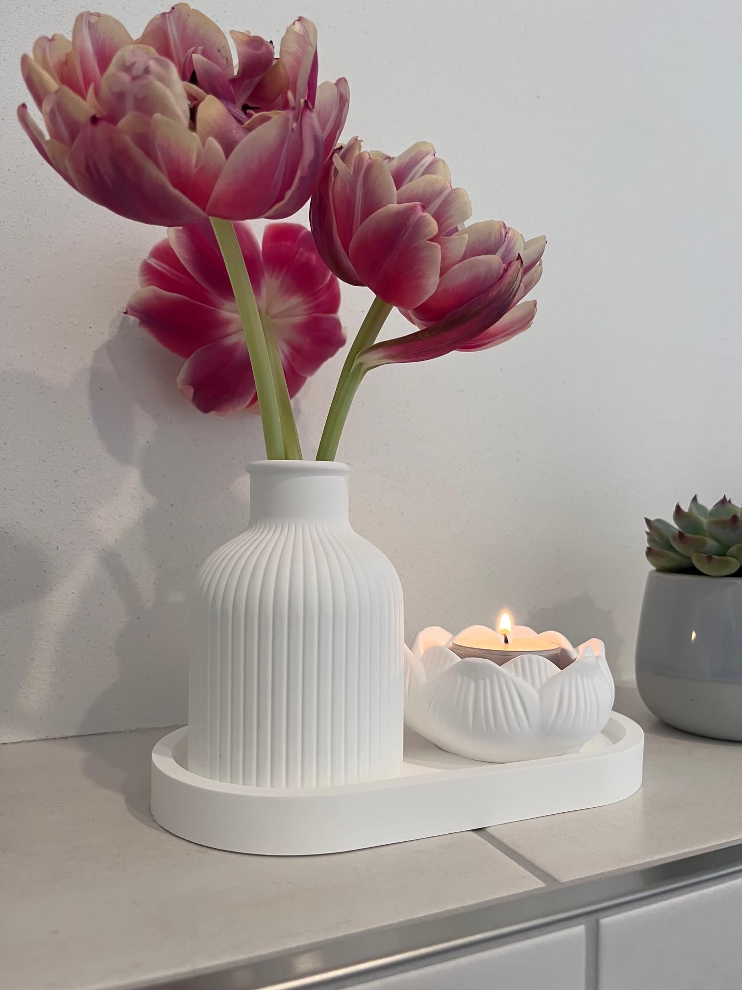 Handgemachtes Deko Set – Tablett mit Vase & Kerzenglas – Tischdeko Wohnungsdeko – Dekotablett mit Keramikvase und Kerzenhalter für Wohnzimmer & Geschenkidee (Set)