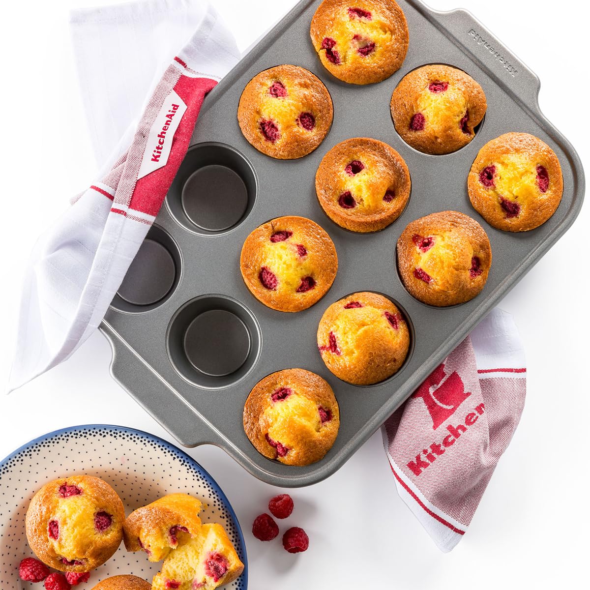 KitchenAid Bakeware - Vassoio antiaderente per 12 muffin, in acciaio alluminato, senza PFA, adatto al forno, lavabile in lavastoviglie, grigio