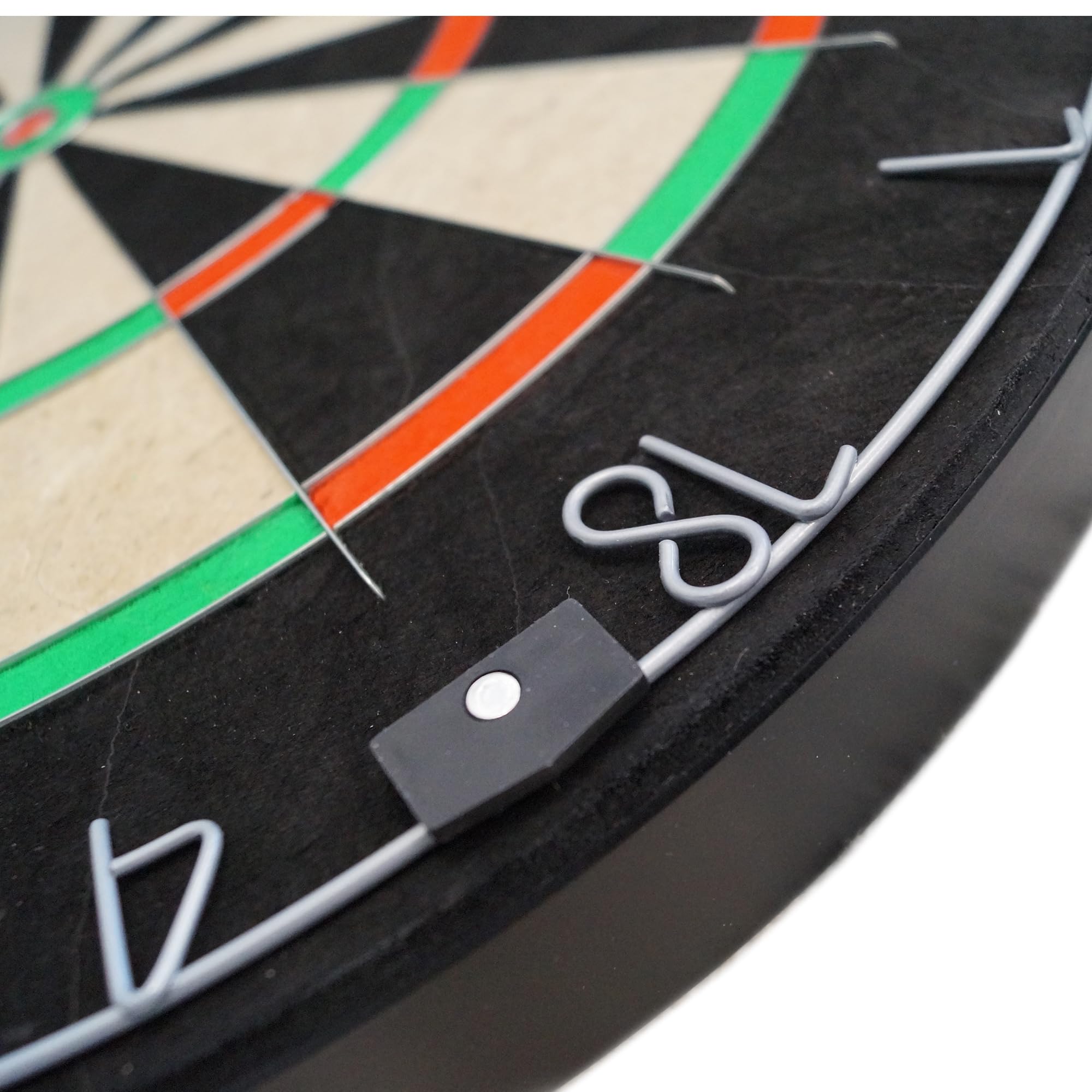 Karella Dartboard BullOut, Turnier Steeldartscheibe, klammerfreie und ultradünne Verdrahtung, bestes Profi-Sisal, drehbarer Zahlenring, ⌀ 45cm, auch als Set inkl. 2 Satz Darts 21g