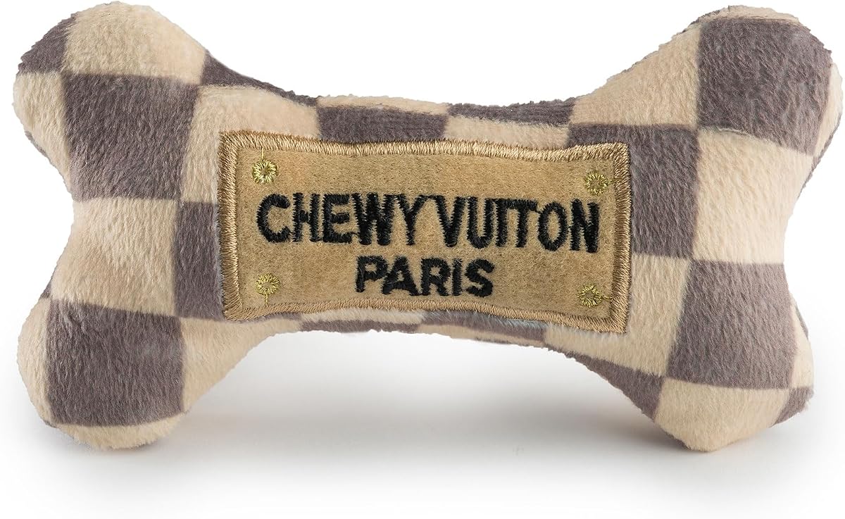 Juguete de peluche para perros Chewy Vuiton Bone, Tan Checker, pequeño | Juguete de parodia de diseñador, chirriador oculto, juguetes para perros de peluche suave, razas de perros pequeños, juegos en interiores y exteriores, lavable a máquina