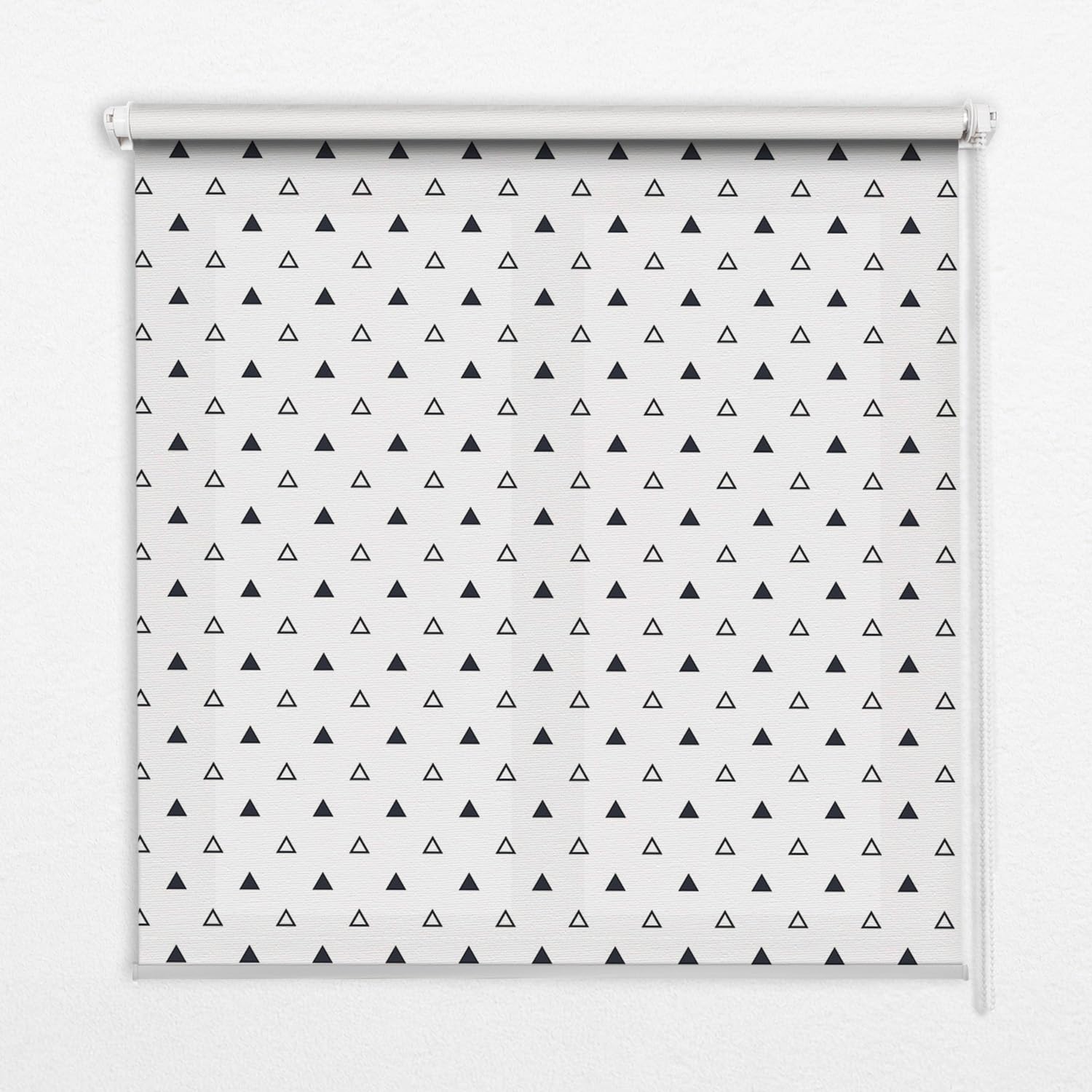 Store enrouleur perméable pour une cuisine lumineuse décor triangles