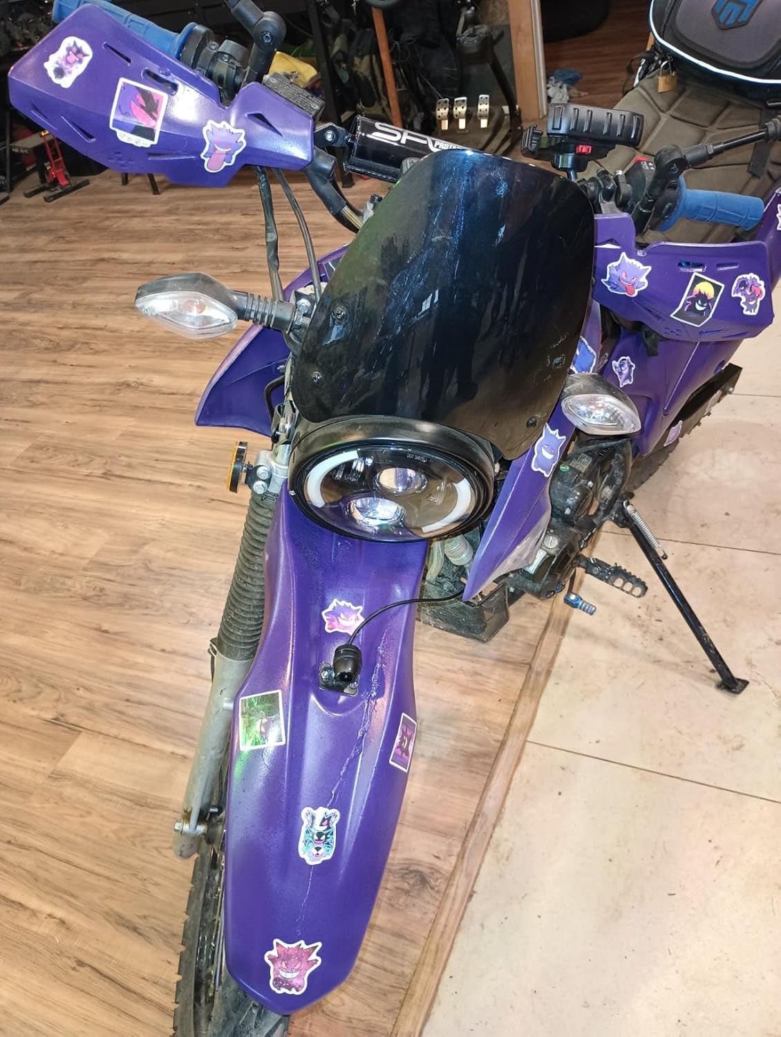 Motorcycle High Windshield Front Fly screen Universal Windscreen with Mount Bracket for 5” to 7” Round Headlight with Bolts on The Side,Black Wind Deflector