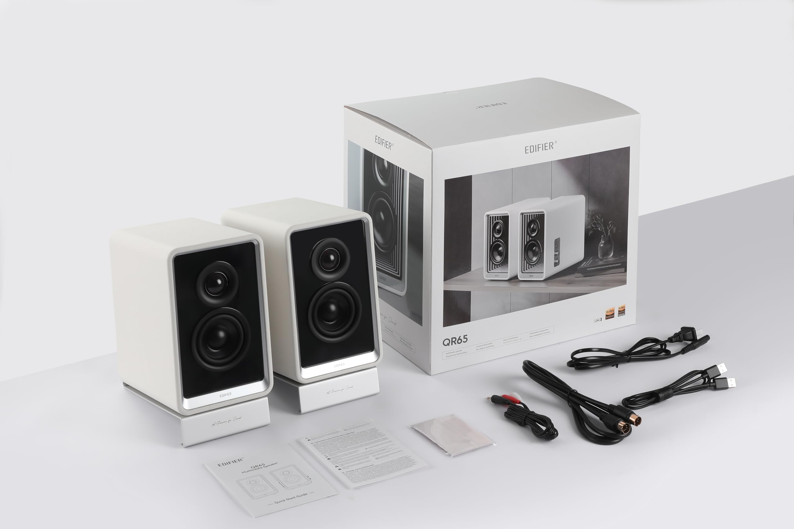 Edifier QR65 - Altoparlanti per monitor attivi, 70 Watt, con effetti di luce RGB, 3 porte USB TurboGaN di ricarica rapida e uscita subwoofer, bianco