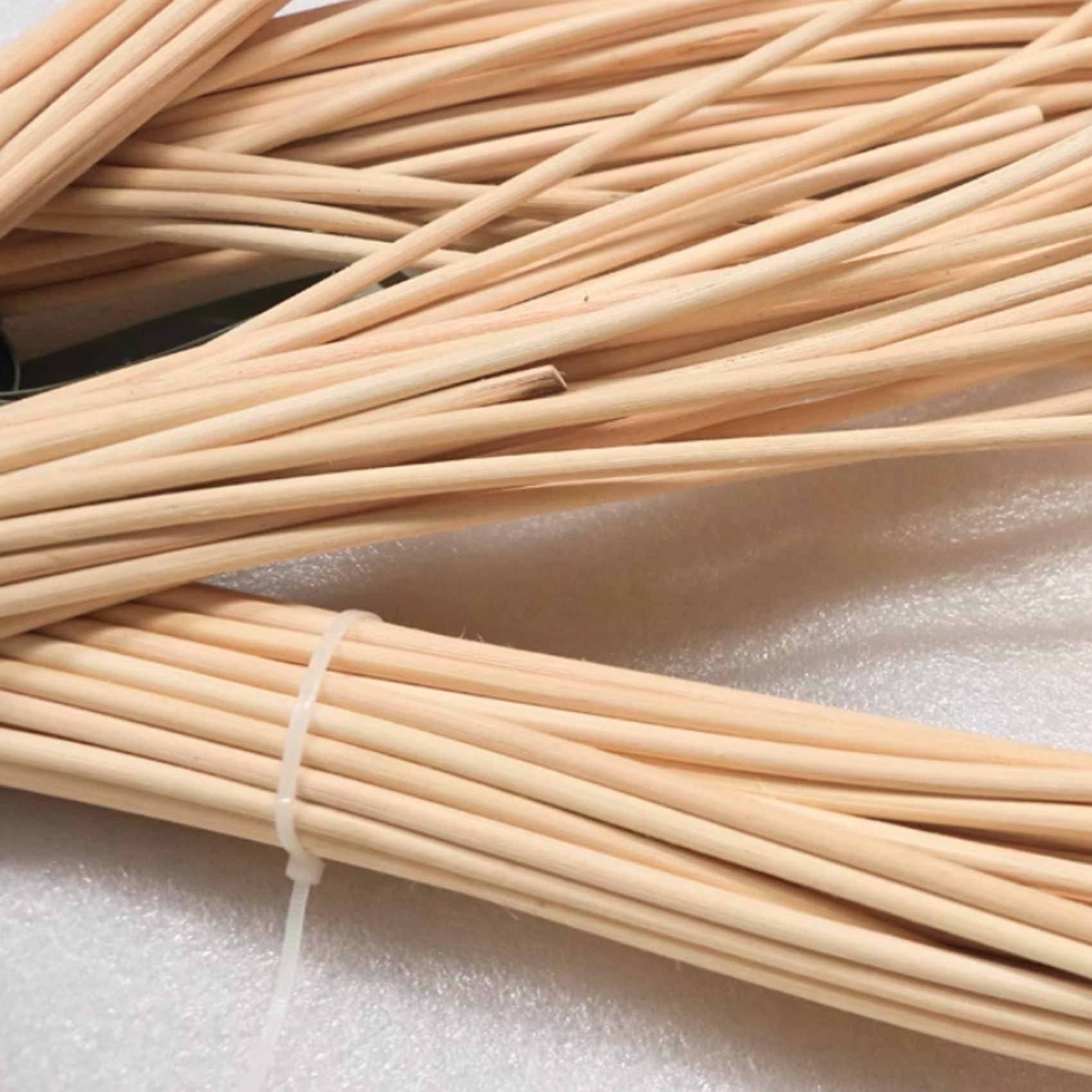 Naturalny rattanowy pasek naprawczy 4 mm, rolka 25 m do koszy meblowych, krzeseł i ławek ogrodowych, trwały materiał wiklinowy do samodzielnego wykonania projektów zewnętrznych, rękodzieła i dekoracji