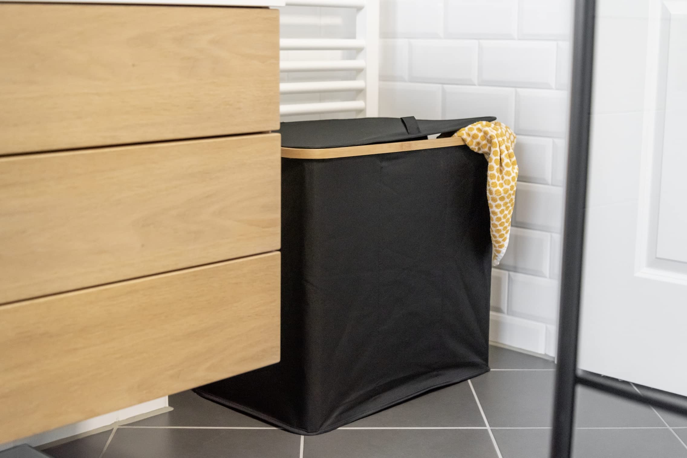 WENKO Wäschetruhe Trio Mod. Ecori, 3 Fächer (je 35 Liter), Rahmen aus FSC®-zertifiziertem Bambus, Wäschesack mit Deckel aus recyceltem Polyester, 57 x 50 x 37 cm, Natur/Schwarz