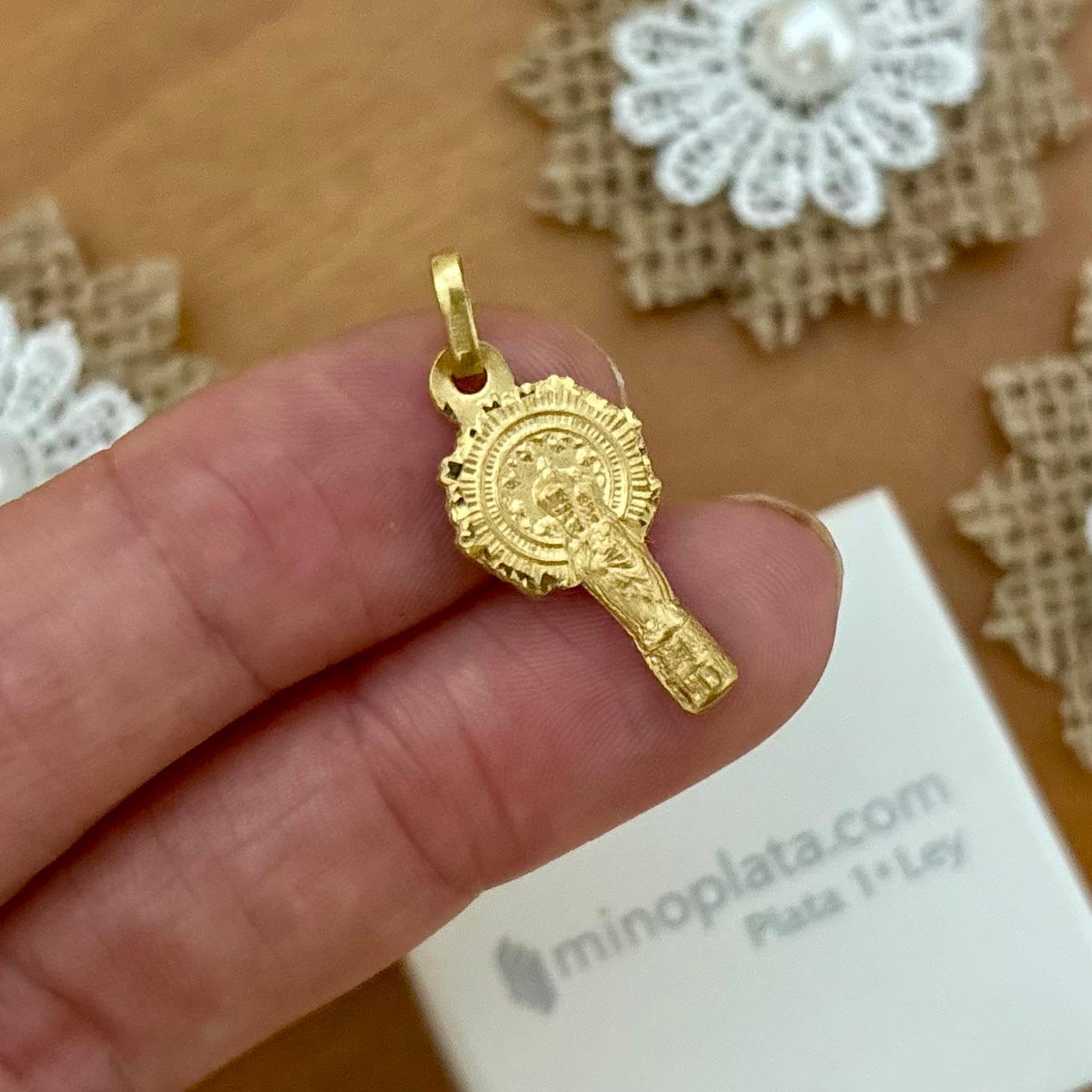 Medalla silueta de la Virgen del Pilar de Plata bañada en Oro 12x23mm