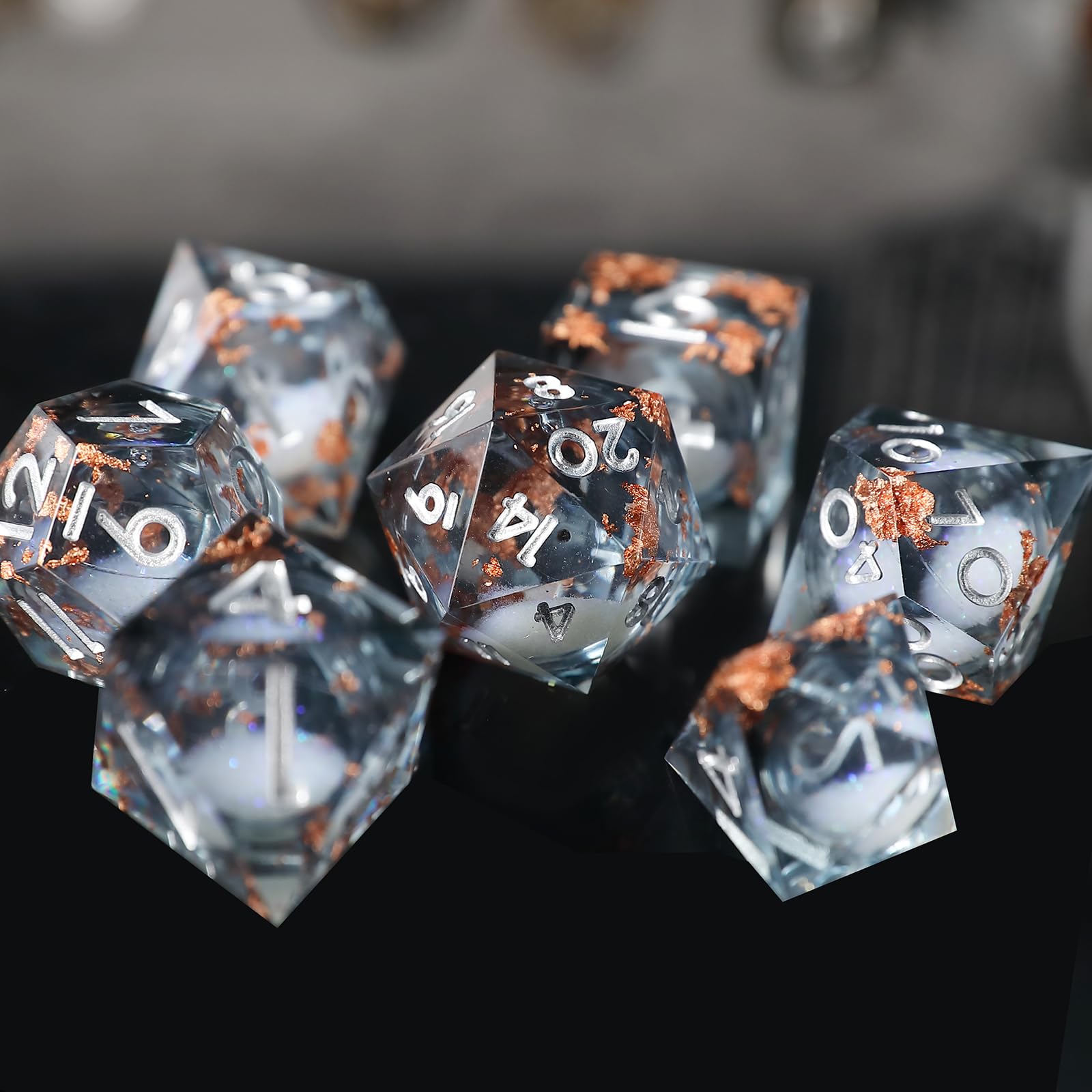 Liquid Core DND Würfel Set 7pcs, Treibsand Polyeder Kunstharz Würfel mit Scharfen Kanten für Dungeons und Dragons, RPG D20 D12 D10 D8 D6 D4 Würfel, Goldfolie Thematisch D&D Rollenspiel Würfel