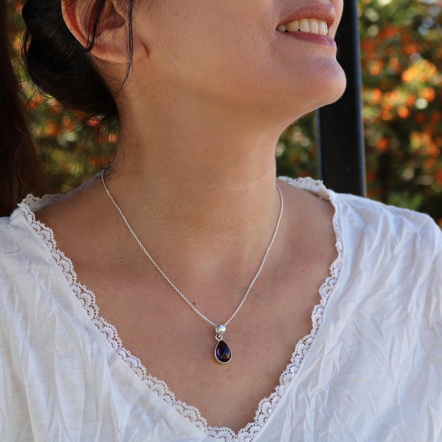 Silberne Halskette mit natürlichem lila Amethyst – Handgefertigter, winziger Tropfenanhänger – 40+5 cm Kette für Damen