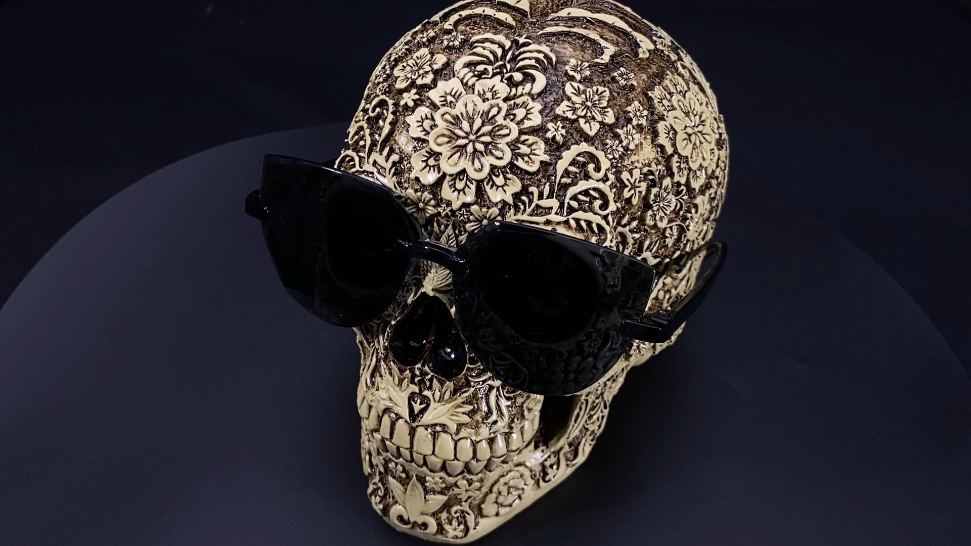 Escultura Creativa Calavera con Flores 8.1'' Decoración de Halloween miniatura 6