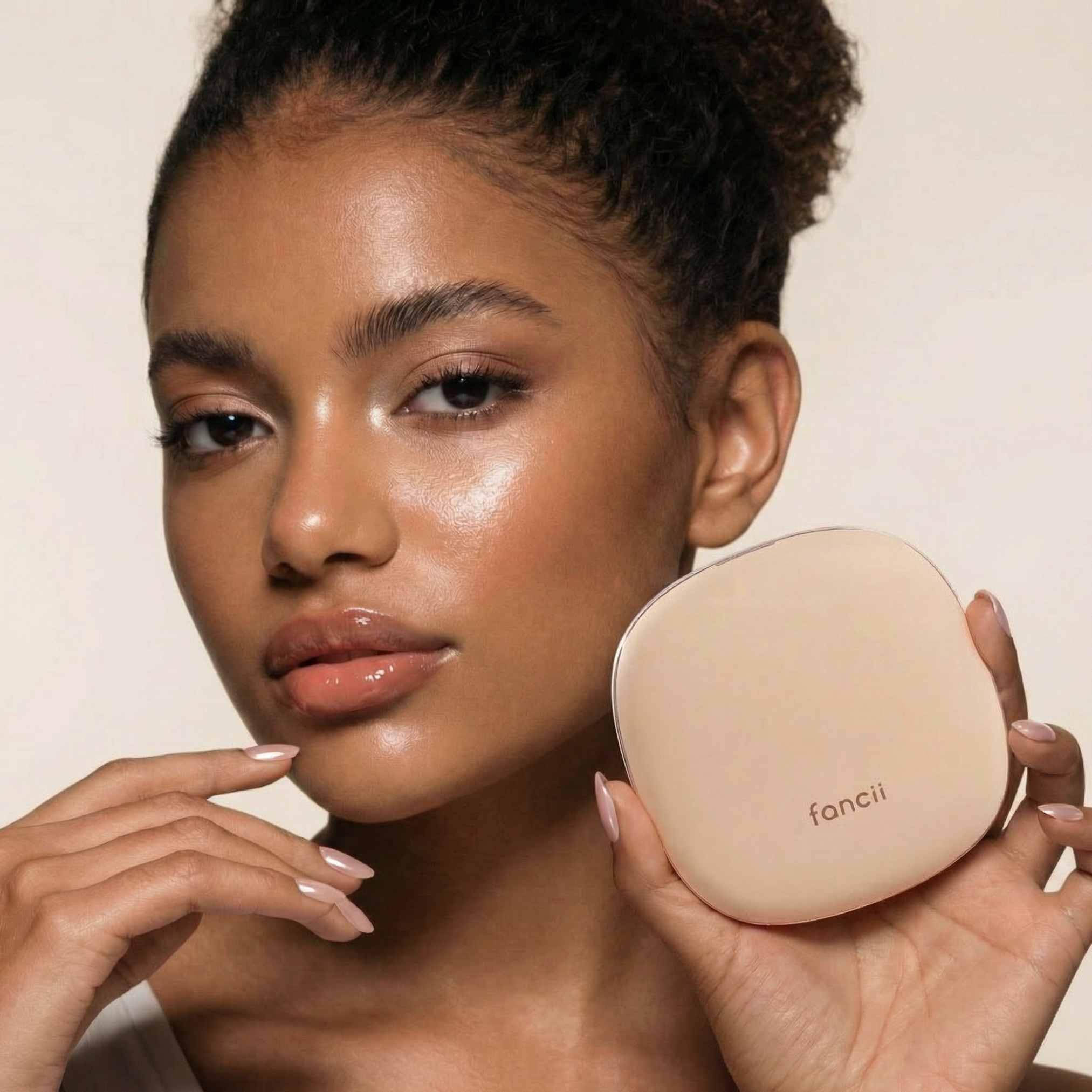 Fancii Mila 2 Specchio da trucco compatto con luce LED, ricaricabile, ingrandimento 10x/1x, sistema di illuminazione Tru-Glow, pelle vegana, piccolo specchio da viaggio per borse (crema champagne)